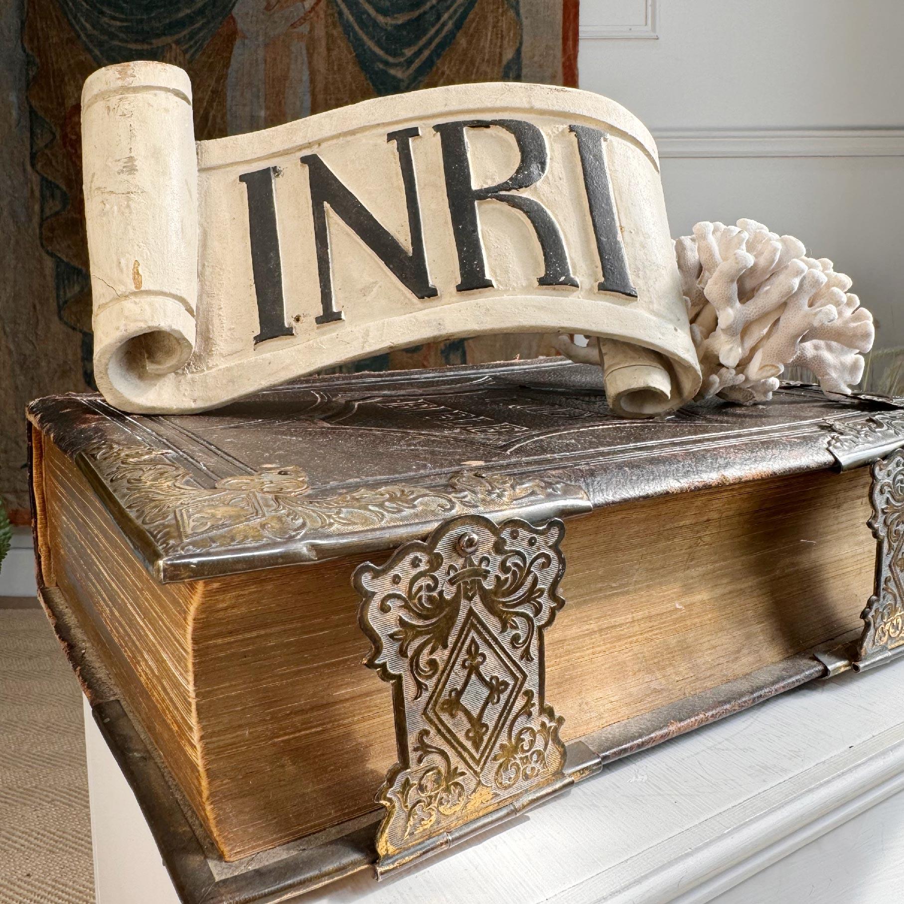 italien Scroll INRI du 18ème siècle Jésus de Nazareth Roi des Juifs en vente
