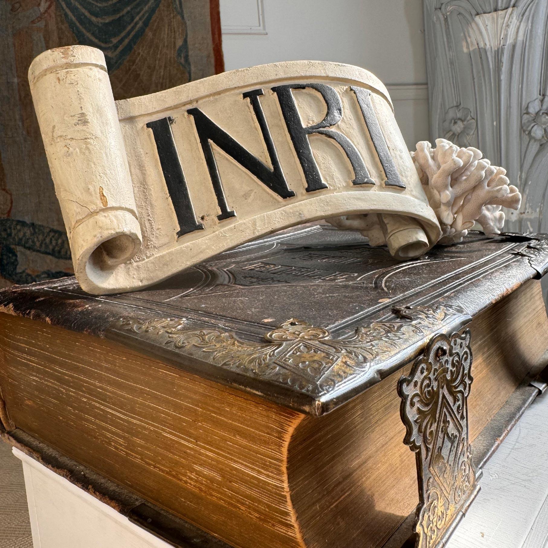 Sculpté à la main Scroll INRI du 18ème siècle Jésus de Nazareth Roi des Juifs en vente