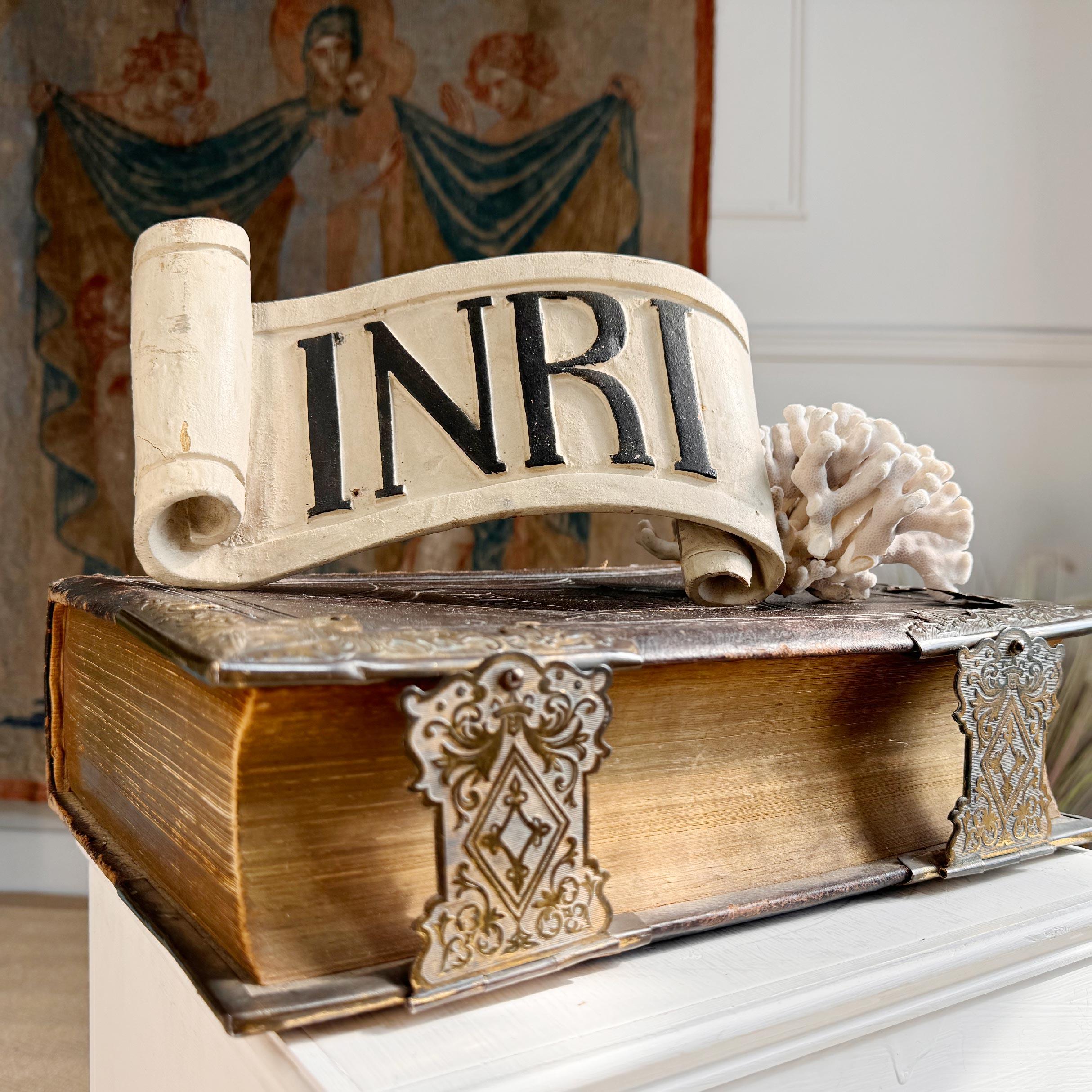 XVIIIe siècle Scroll INRI du 18ème siècle Jésus de Nazareth Roi des Juifs en vente