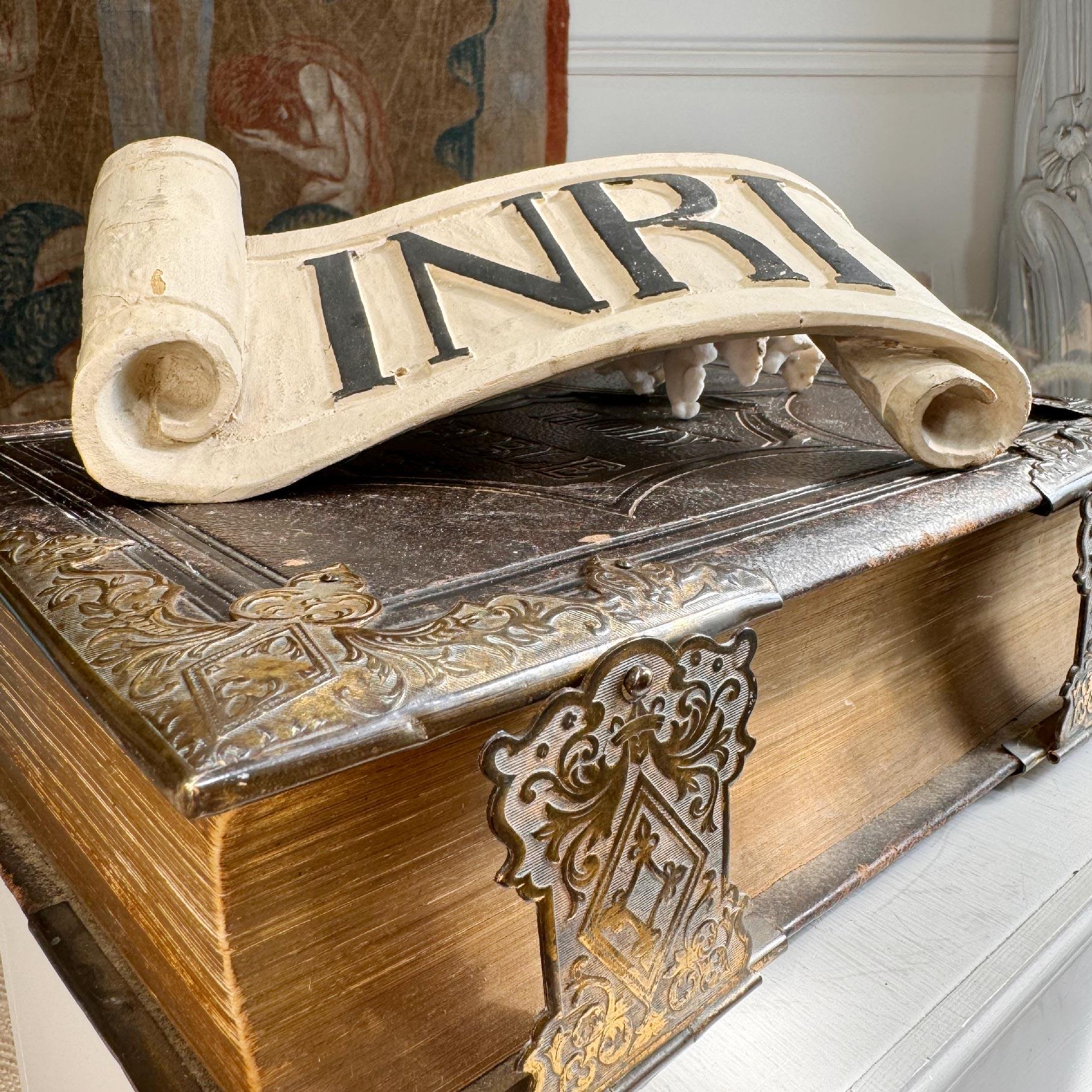 Scroll INRI du 18ème siècle Jésus de Nazareth Roi des Juifs en vente 1
