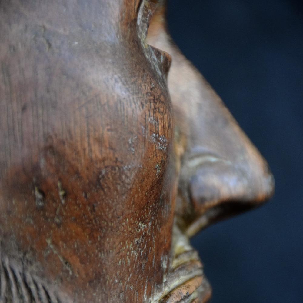 Santos-Kopf aus geschnitztem Holz aus dem 18. Jahrhundert im Angebot 3