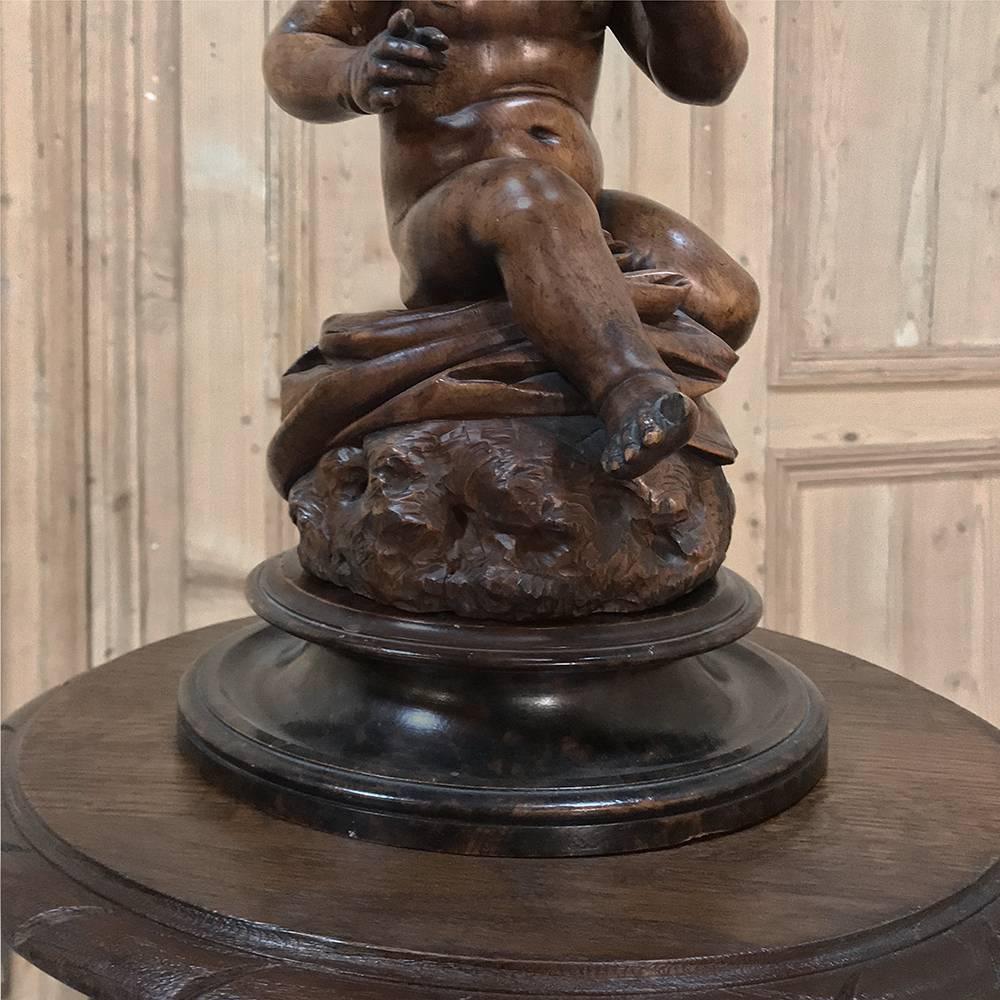 Handgeschnitzte Holzstatue eines kleinen Jungen aus dem 18. Jahrhundert im Zustand „Gut“ im Angebot in Dallas, TX