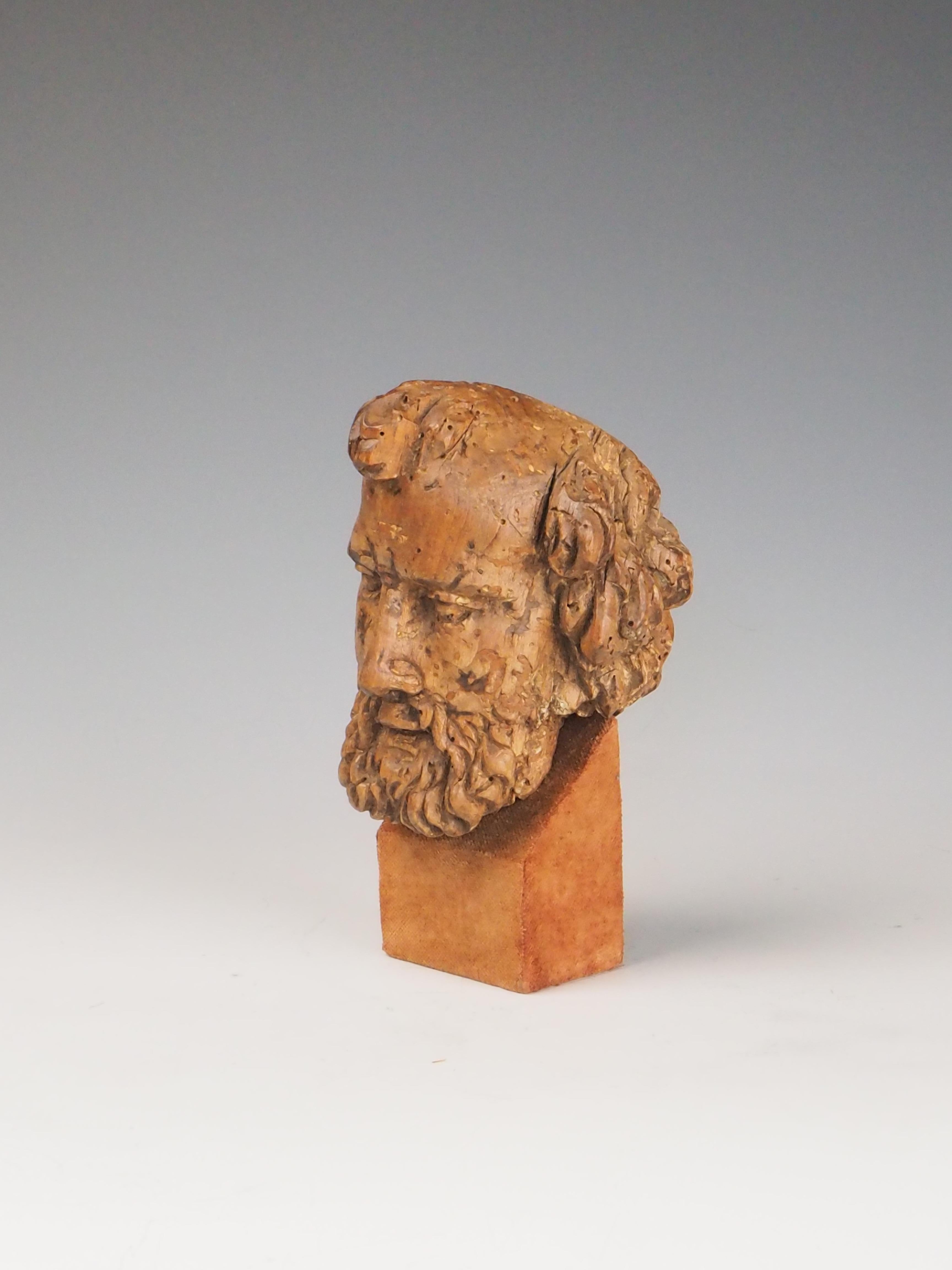 Testa di filosofo intagliata in legno del XVIII secolo / Figura religiosa
Questa testa di legno finemente intagliata risale al XVIII secolo e probabilmente rappresenta un filosofo o una figura religiosa. Riflette le tradizioni stilistiche delle