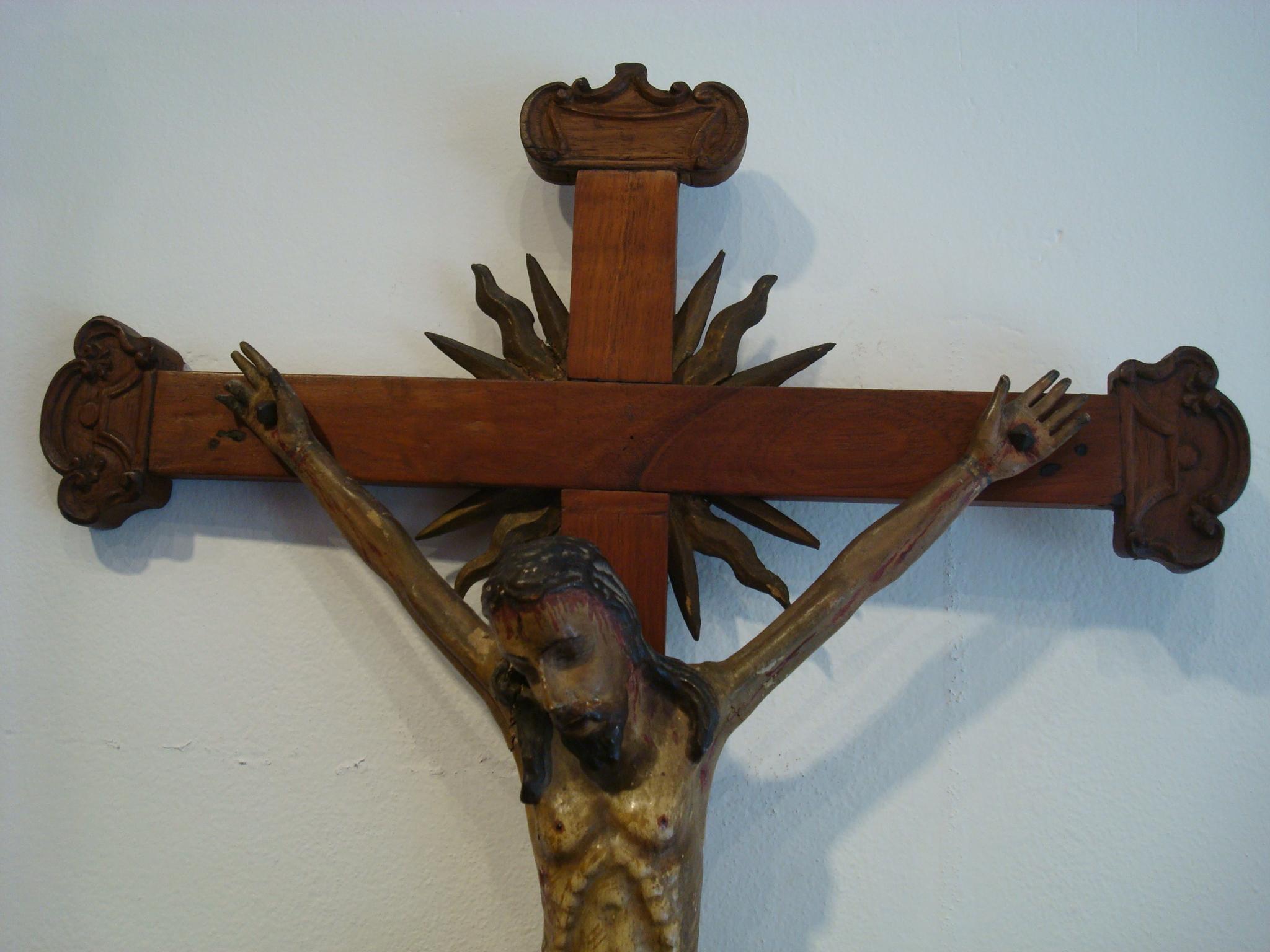 Lateinamerikanisches Holzkruzifix aus dem Jahr 1700. Geschnitzte Gesichts- und Körperzüge. Schöne Patina. Jesus am Kreuz Folk Art.