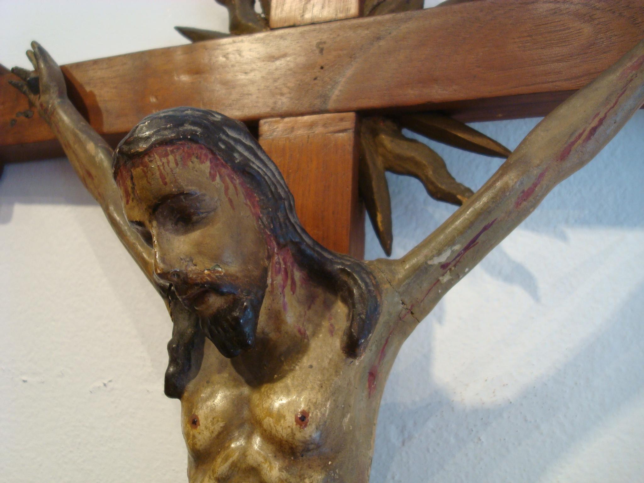 Geschnitzter Holz, der Christus auf dem Kreuz repräsentiert, Volkskunst des 18. Jahrhunderts (Paraguayisch) im Angebot