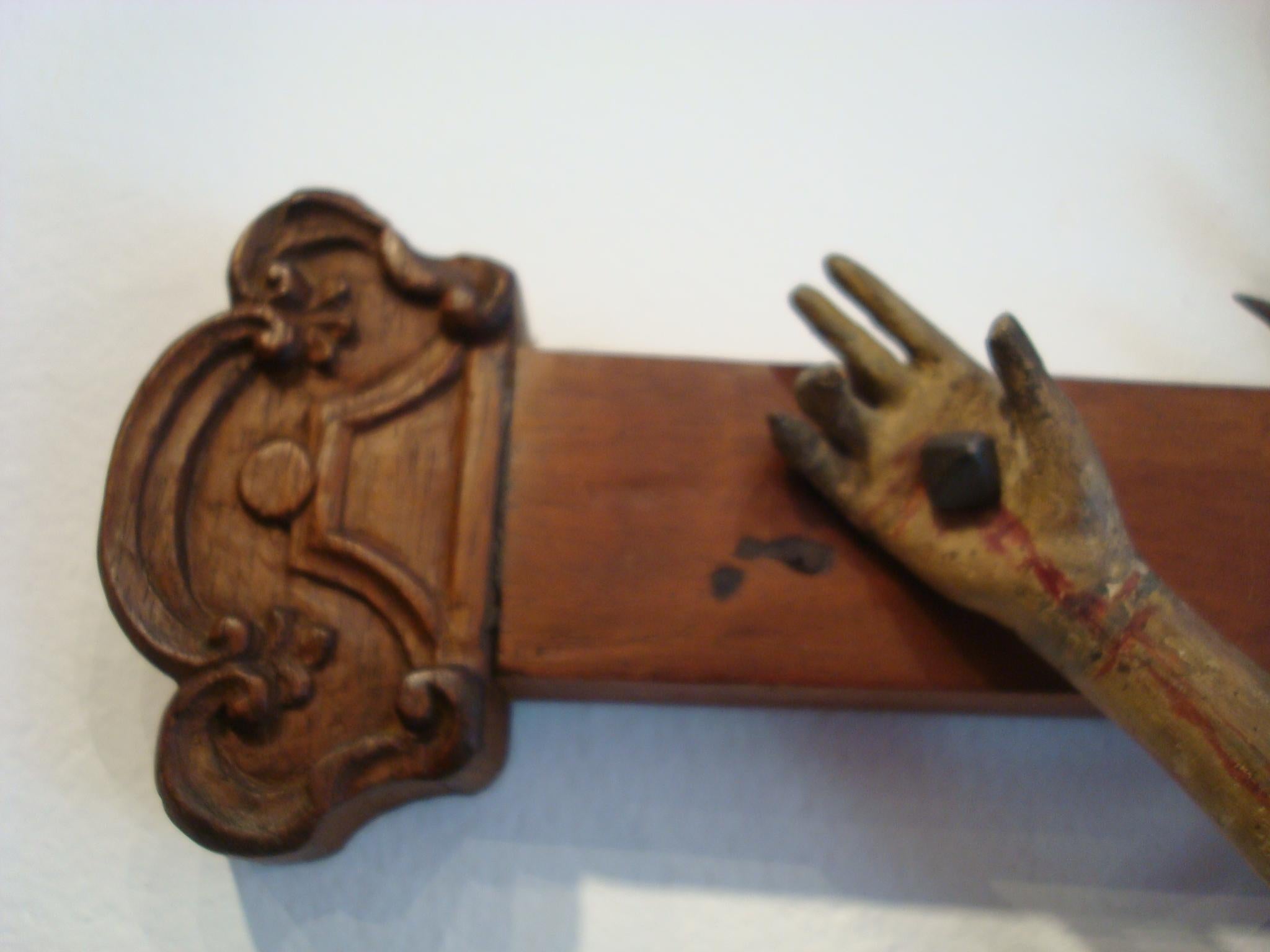 18th Century Carved Wooden Representing Christ on the Cross Folk Art In Fair Condition For Sale In Buenos Aires, Olivos