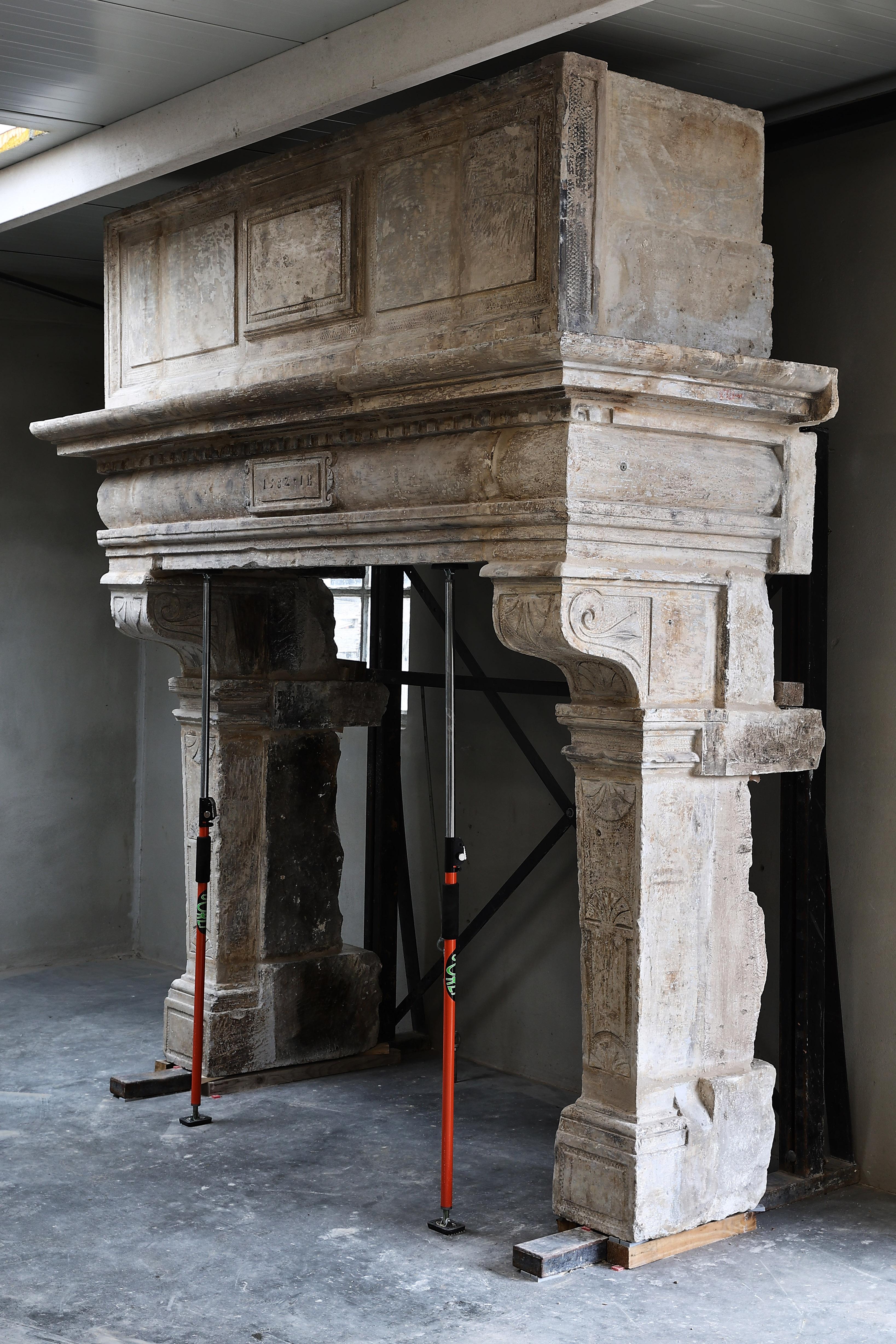 Very imposing castle fireplace with trumeau from the 18th century in Renaissance style! A fireplace with history and appearance! A calm mantle surround with beautiful lines and an inscription in the center of the front part. The legs are also