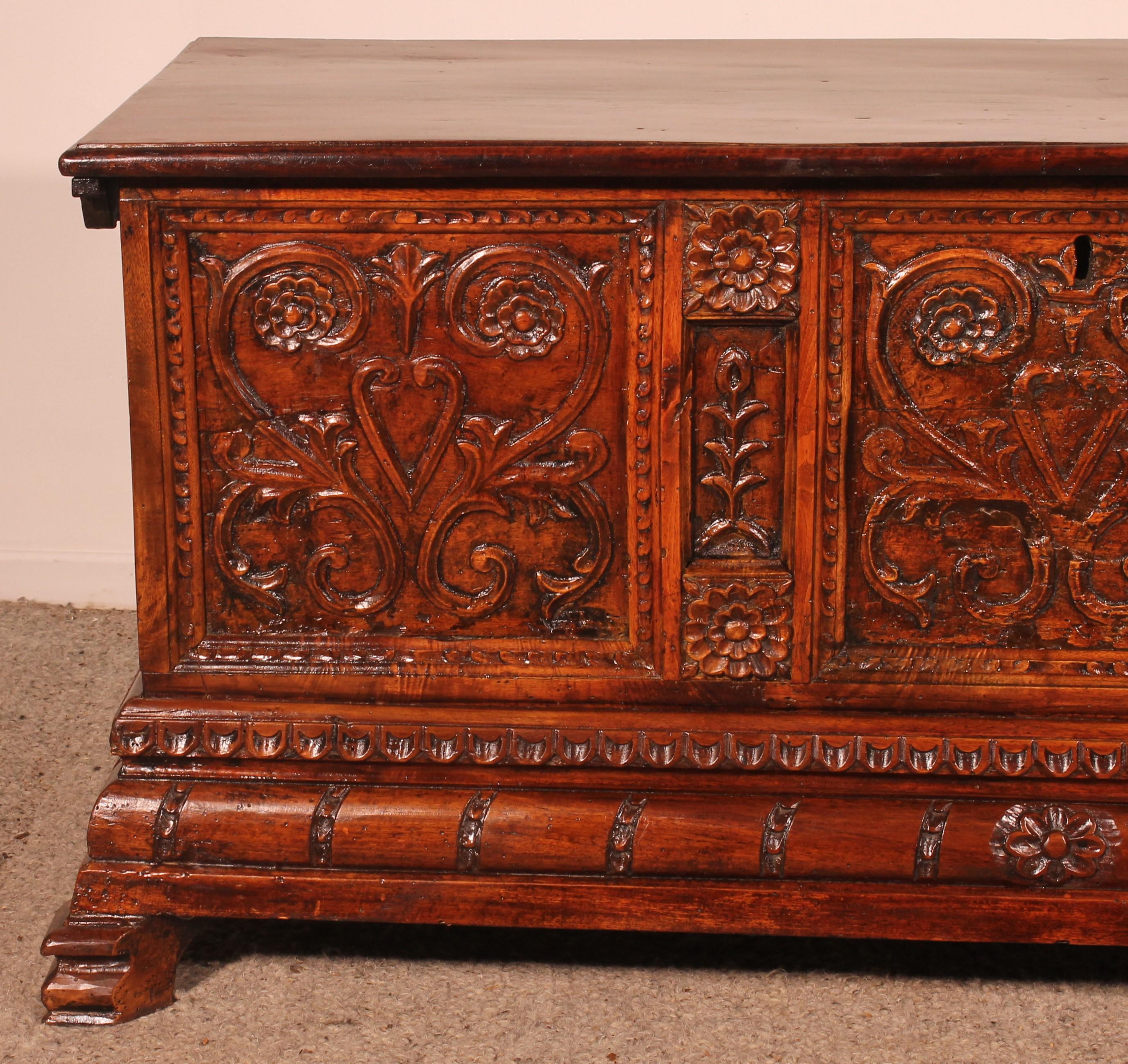superb Catalan walnut chest from the beginning of the 18th century

Very beautiful chest from the region of Catalonia which is very probably a wedding chest since we can find a heart in the center of the panels

Very beautiful one-piece walnut top
