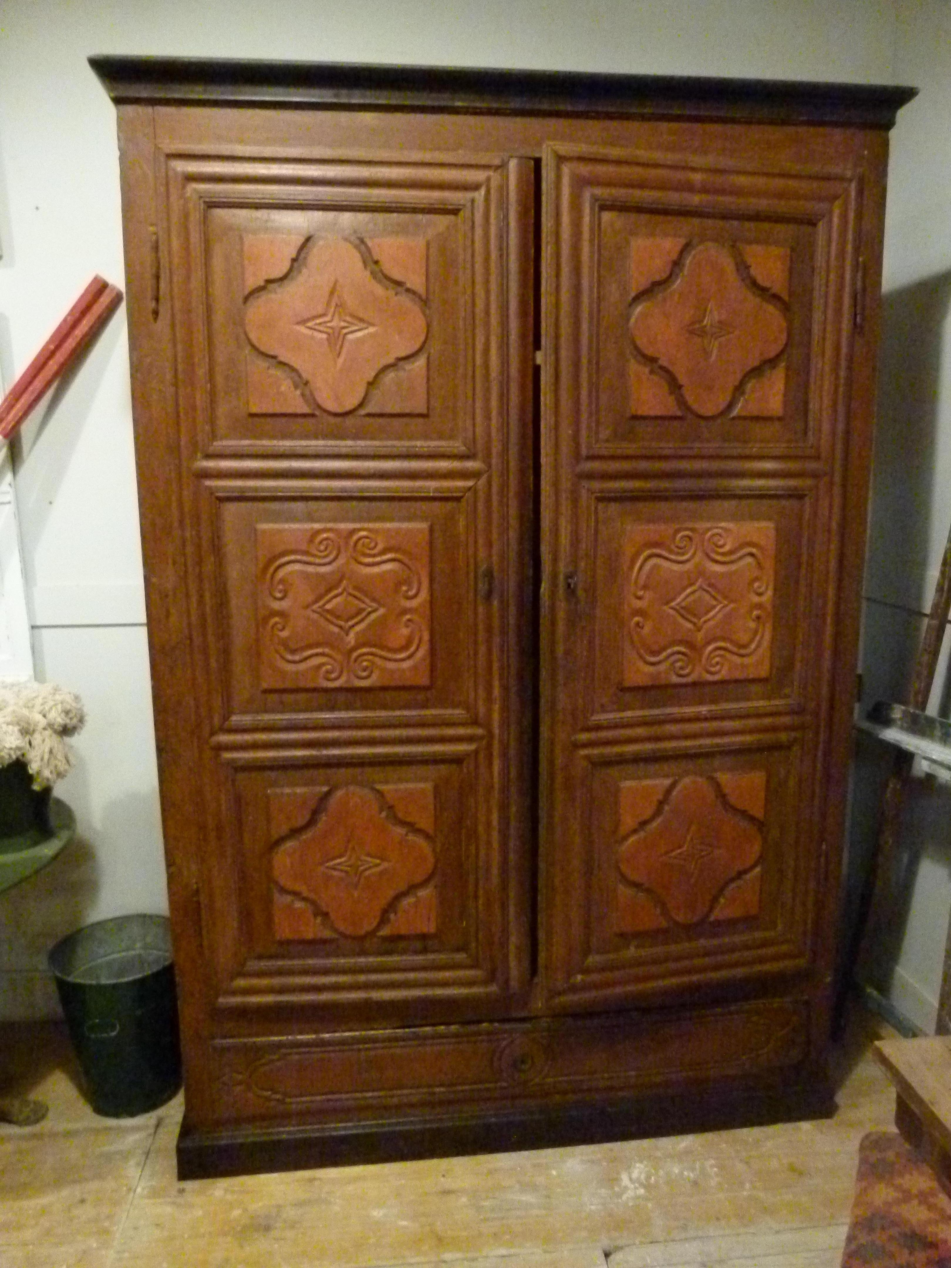 18th century wardrobe in very good restored condition and conserving it's patina.
Made of solid walnut wood with carved nice geometrical figures.
Large storage space inside with a shelf at the top and a drawer at the bottom.

A typical Catalan