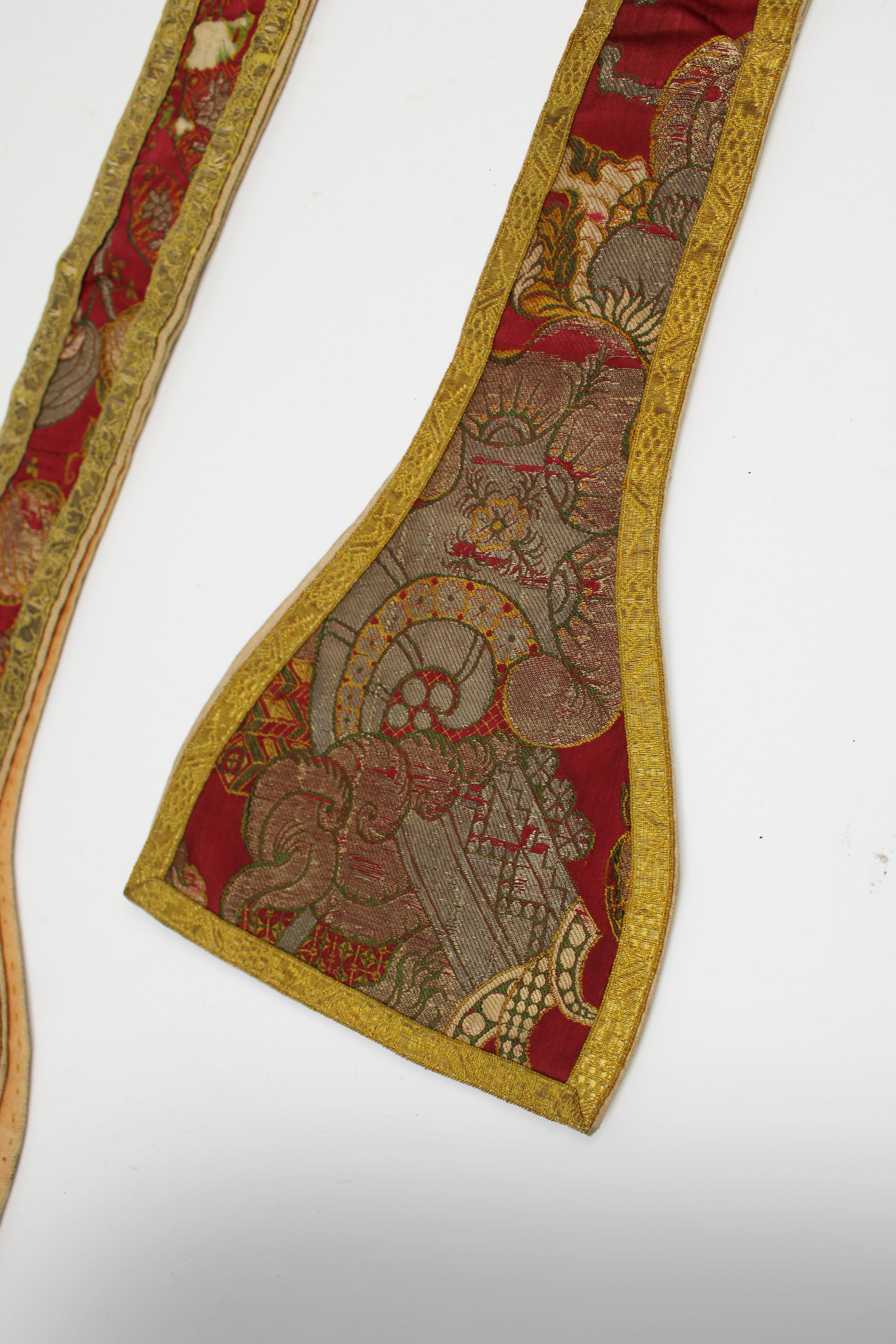 18th Century Catholic pair of French Lyon Silk Maniples Gold Braid France In Fair Condition For Sale In Antwerpen, BE