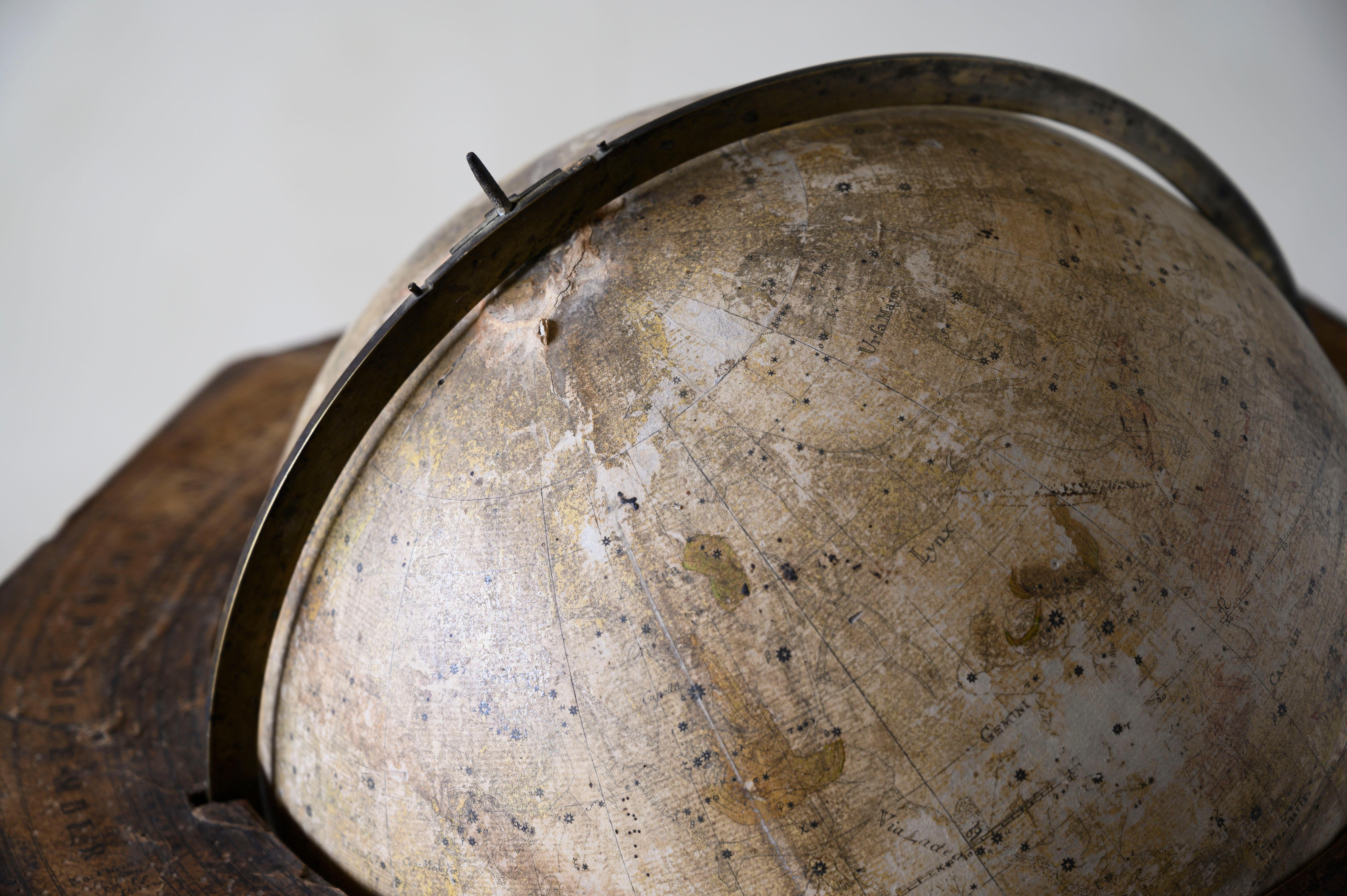 Celestial Globe aus dem 18. Jahrhundert im Zustand „Starke Gebrauchsspuren“ im Angebot in Mjöhult, SE