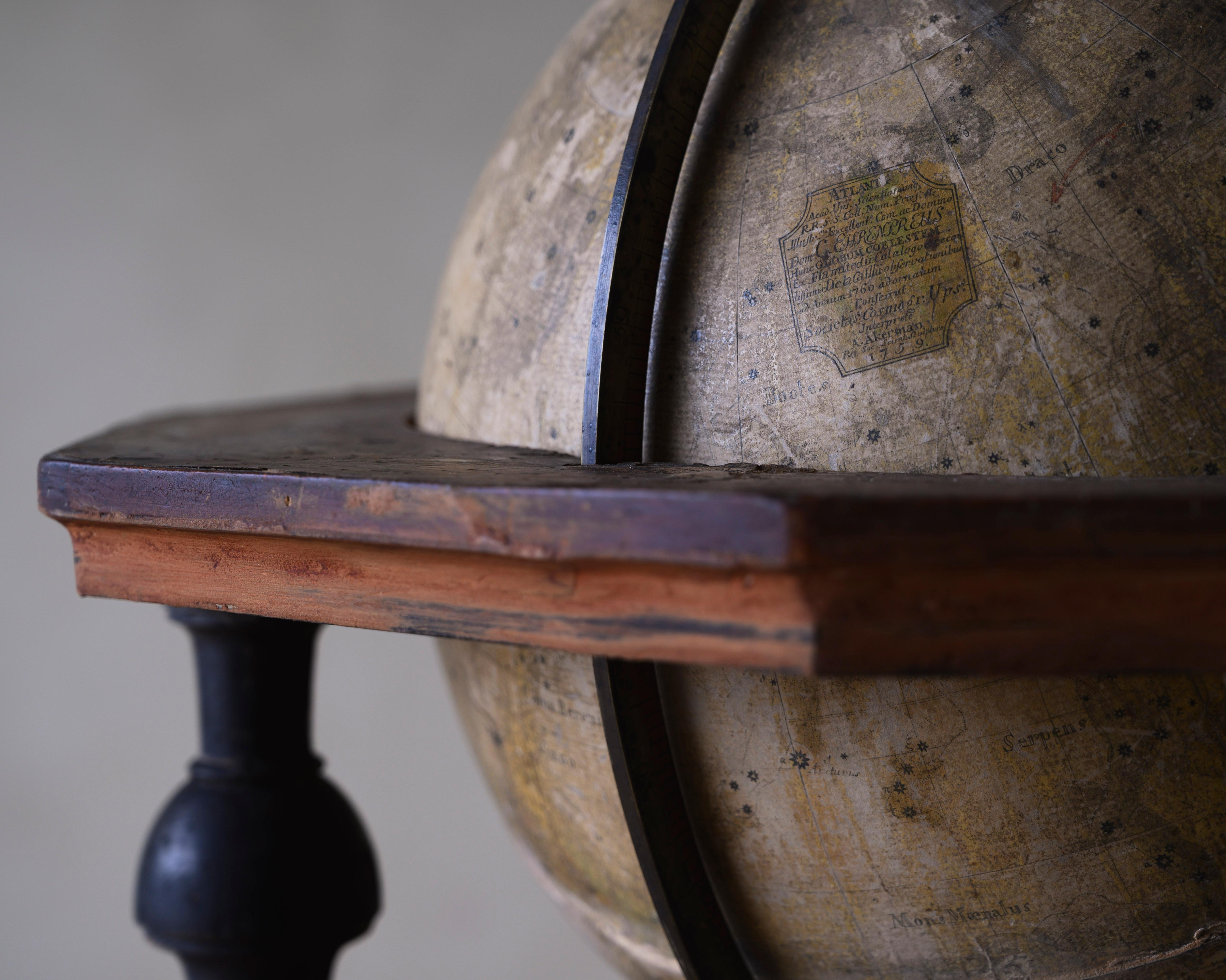 18th Century Celestial Globe In Distressed Condition For Sale In Mjöhult, SE