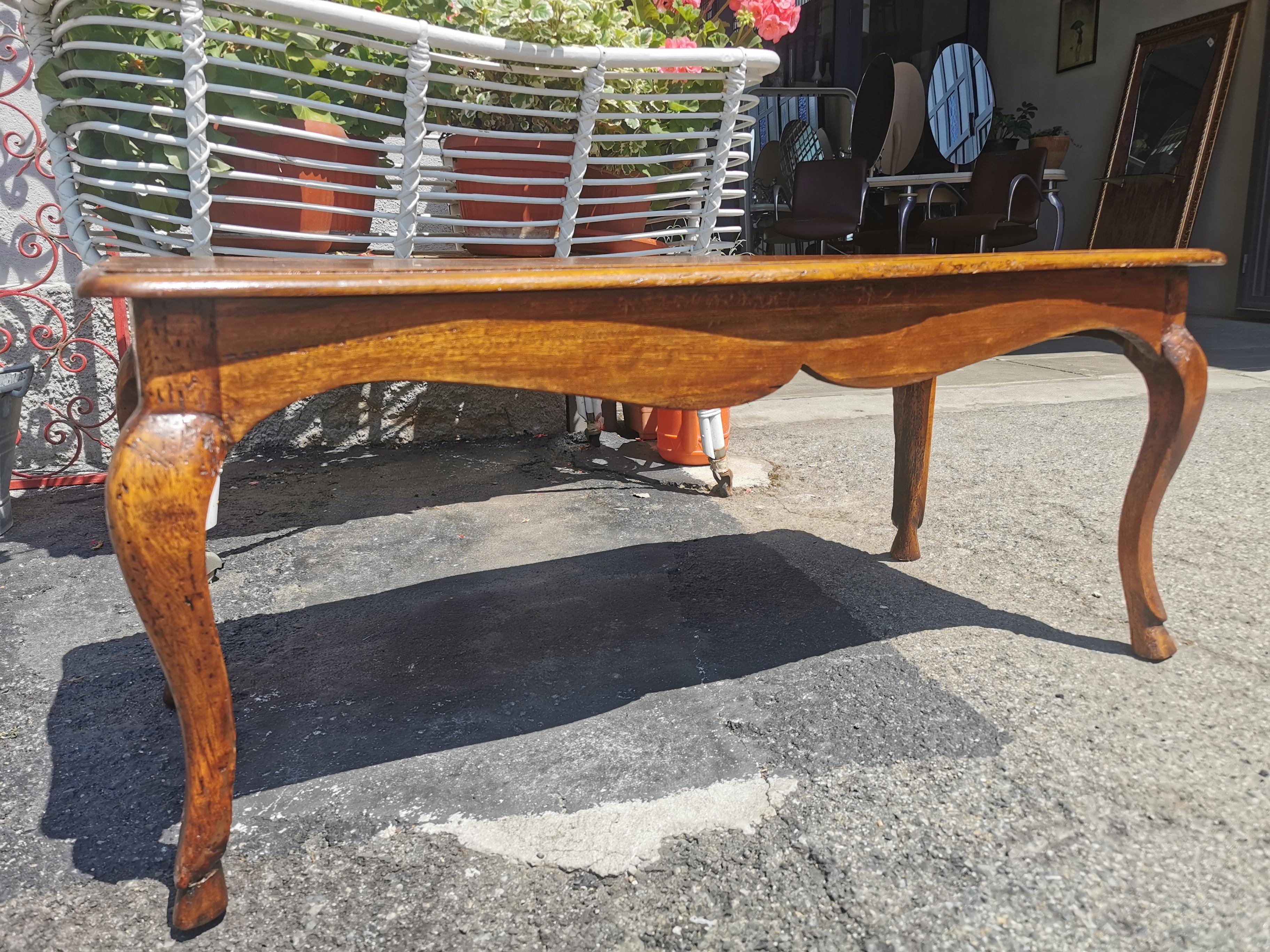 A Louis XV Center Table, walnut, Piedmont Region Italy, circa 1760, Walnut In Good Condition For Sale In Torino, IT