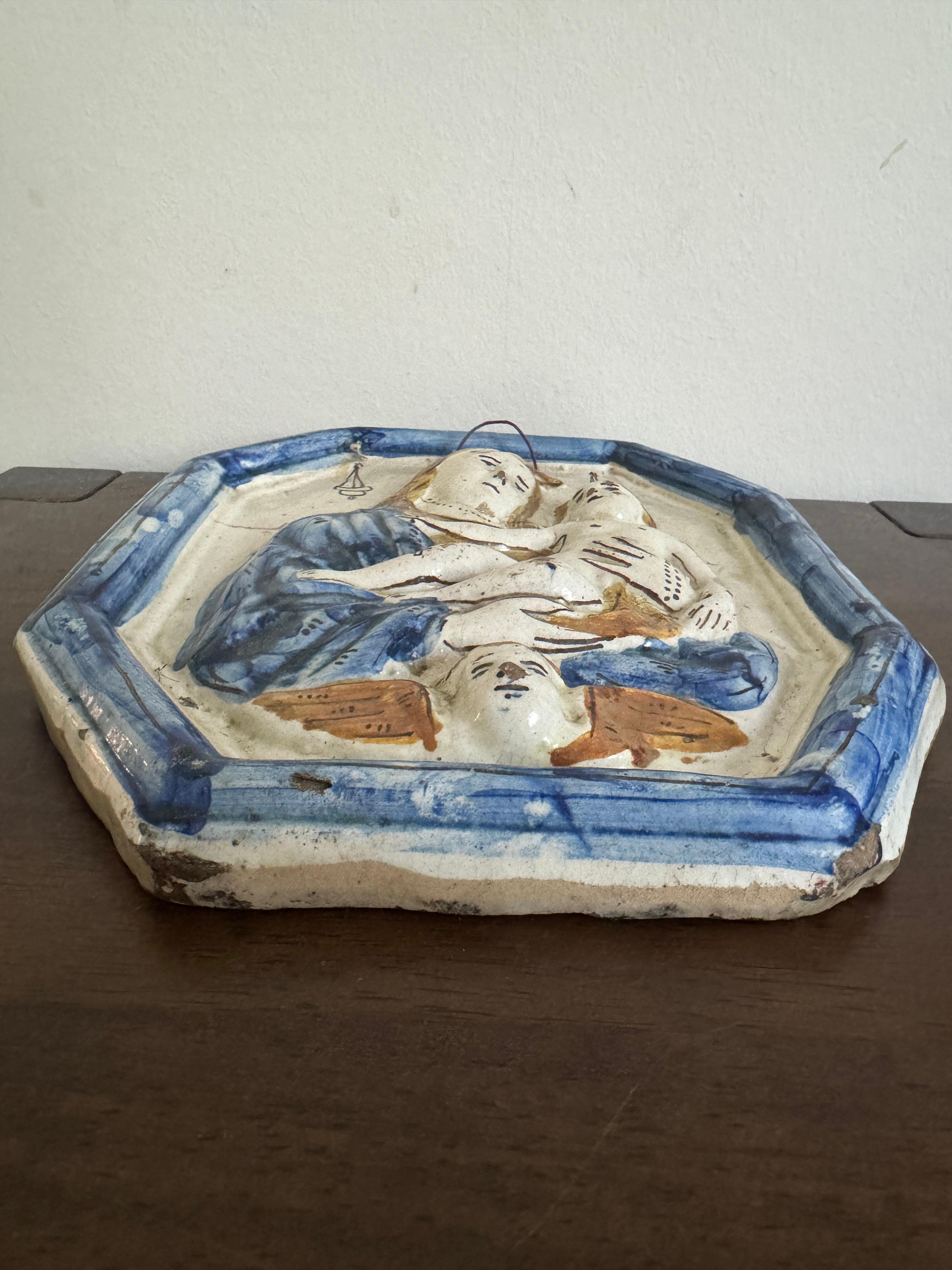 Keramische Andachtsplatte aus dem 18. Jahrhundert - Madonna mit Kind (Handbemalt) im Angebot