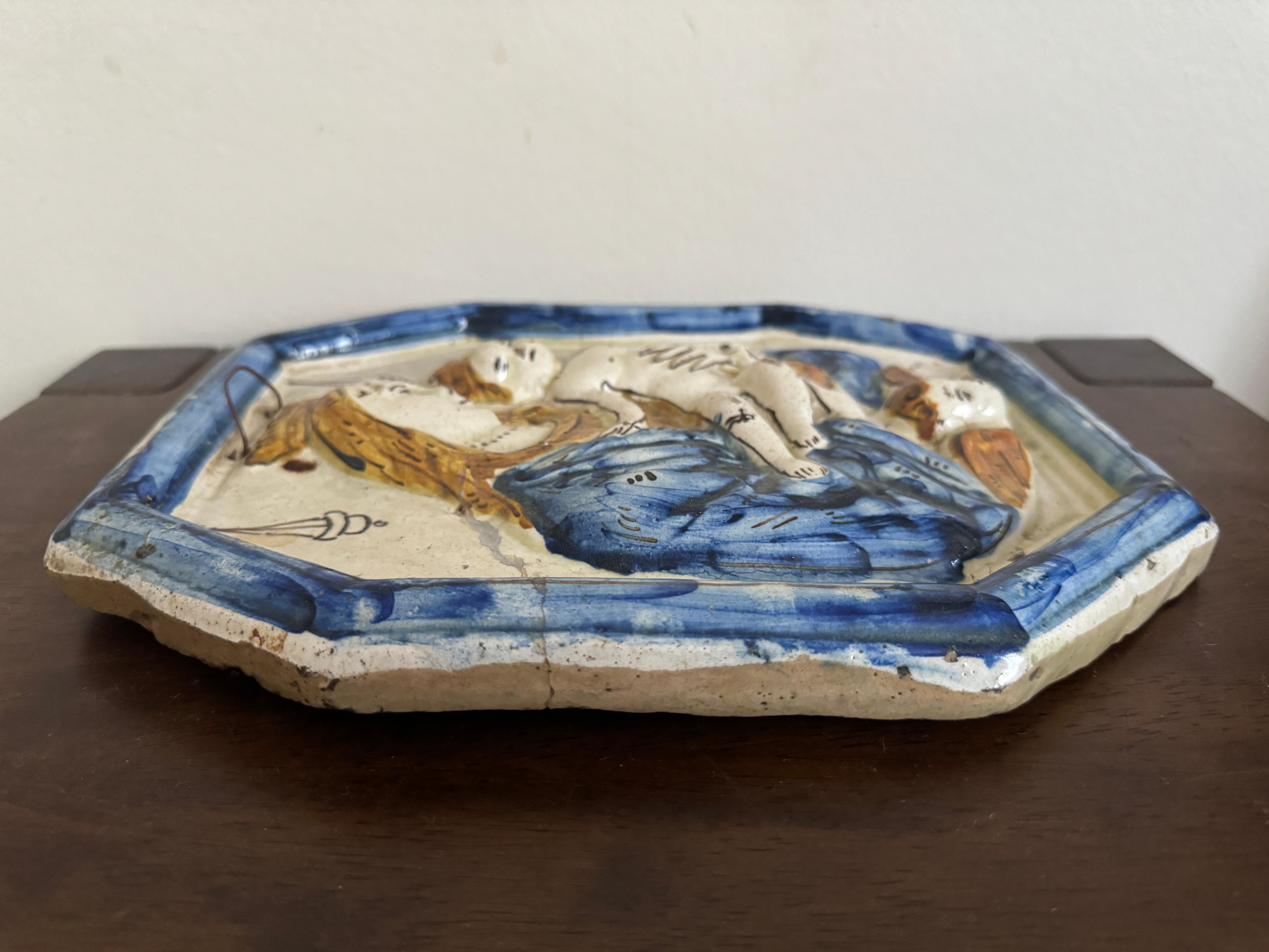 Keramische Andachtsplatte aus dem 18. Jahrhundert - Madonna mit Kind (18. Jahrhundert und früher) im Angebot
