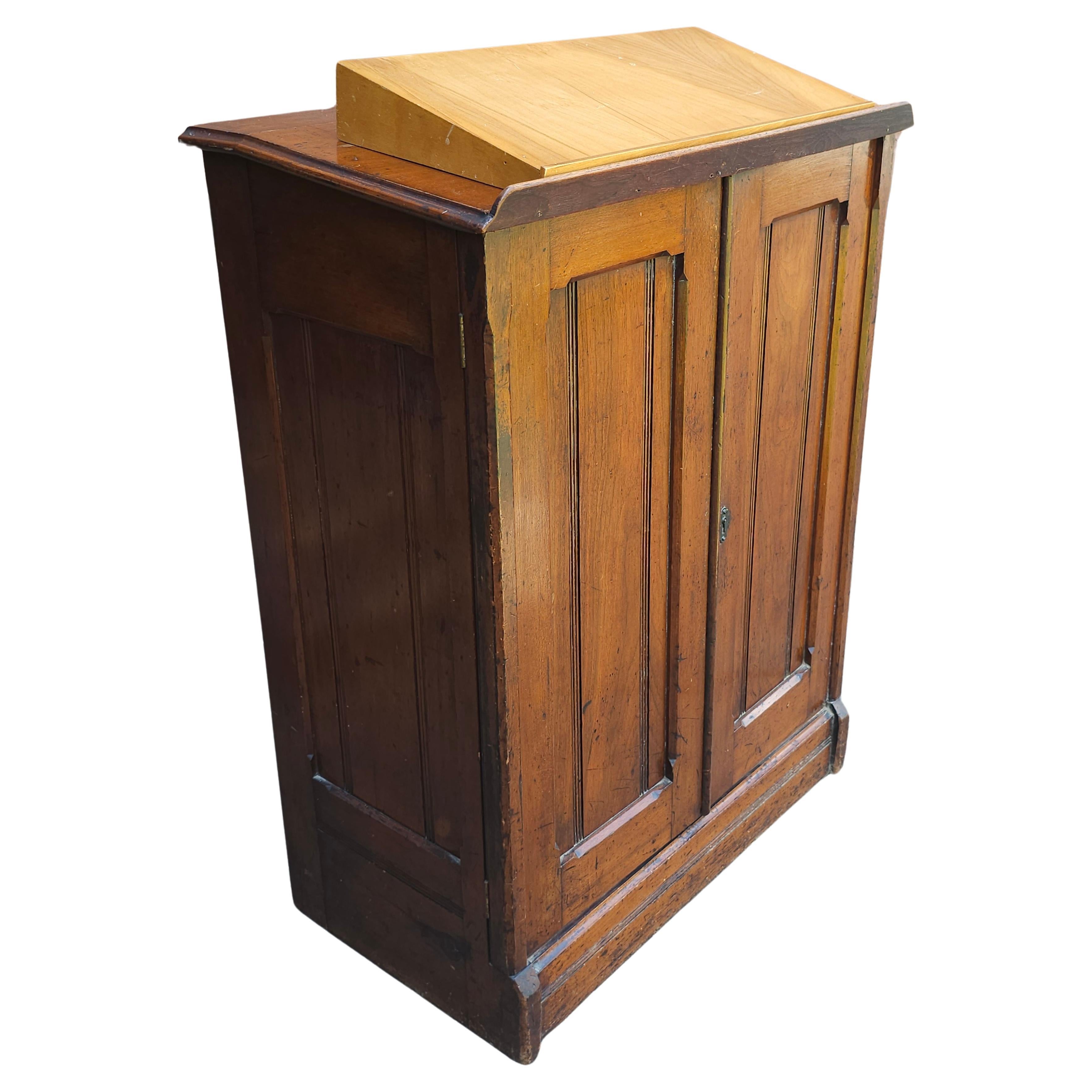 Cabinet de lutrin suédois du XVIIIe siècle de Chapman, de style victorien, avec un support optionnel. Construit d'après Fredrik Henrik af Chapman( suédois (1721-1808). Fredrik Henrik af Chapman était un constructeur de navires suédois, un