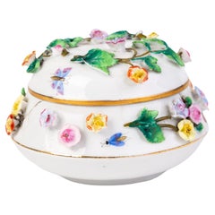 Boîte à couvercle floral en porcelaine de Chelsea du XVIIIe siècle 