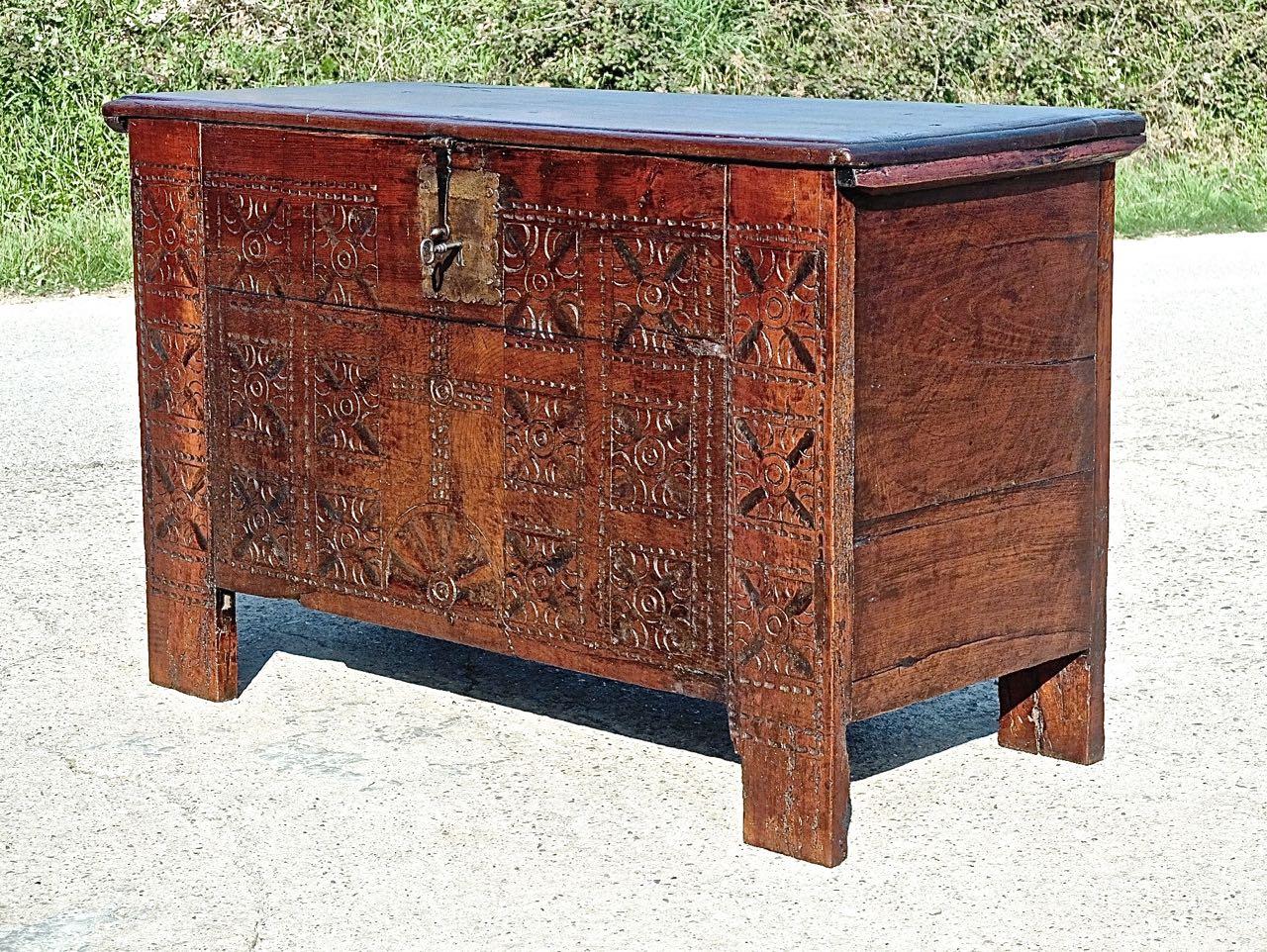A beautifully preserved 18th century mixed wood Basque arms chest from the ancient mountain town of Etxarri Aranatz in the rugged north of the province of Navarra, Spain.

Featuring a chestnut top, sides, back and center front panel with solid