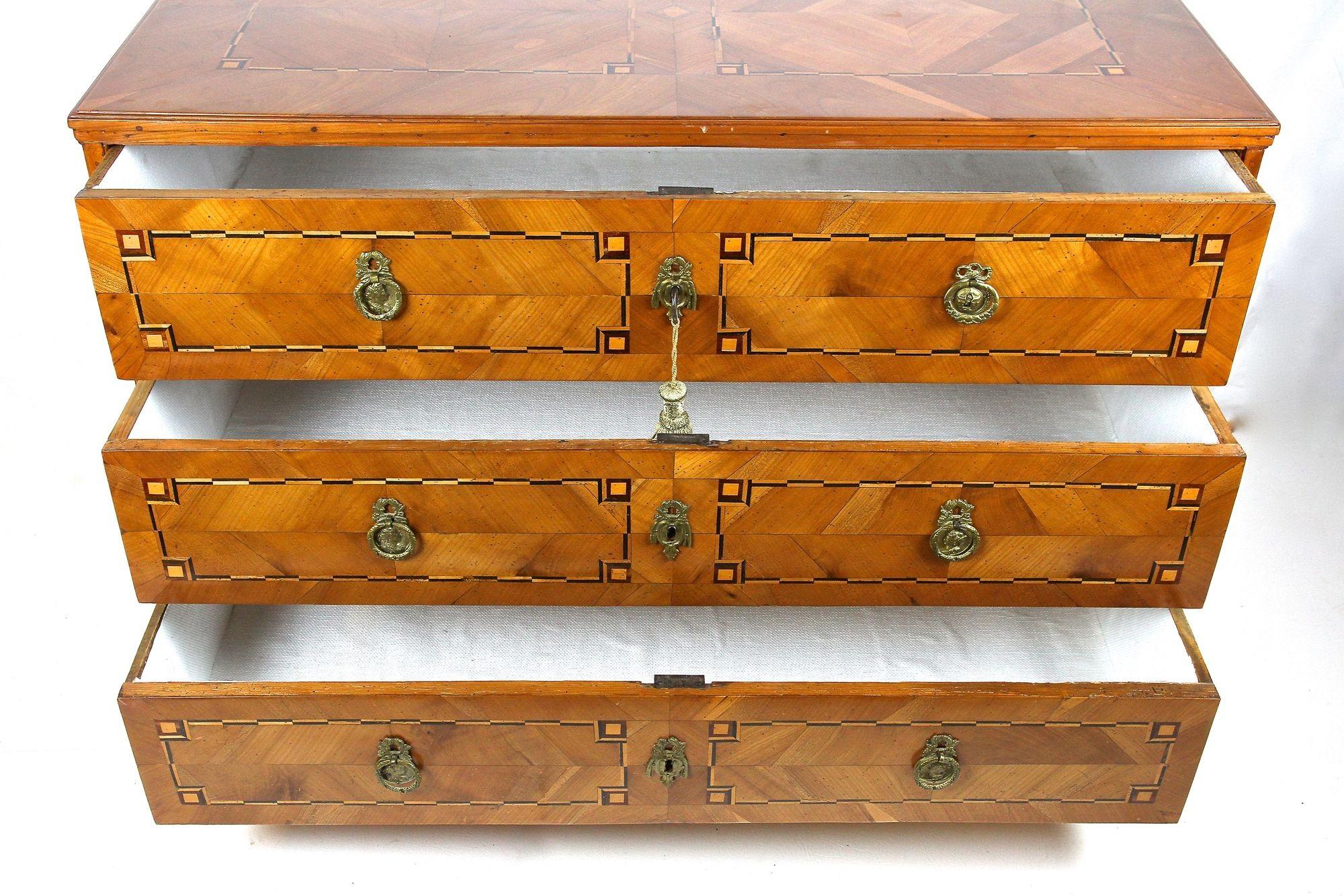 18th Century Cherrywood Chest of Drawers, Josephinism Period, Austria circa 1790 In Good Condition For Sale In Lichtenberg, AT