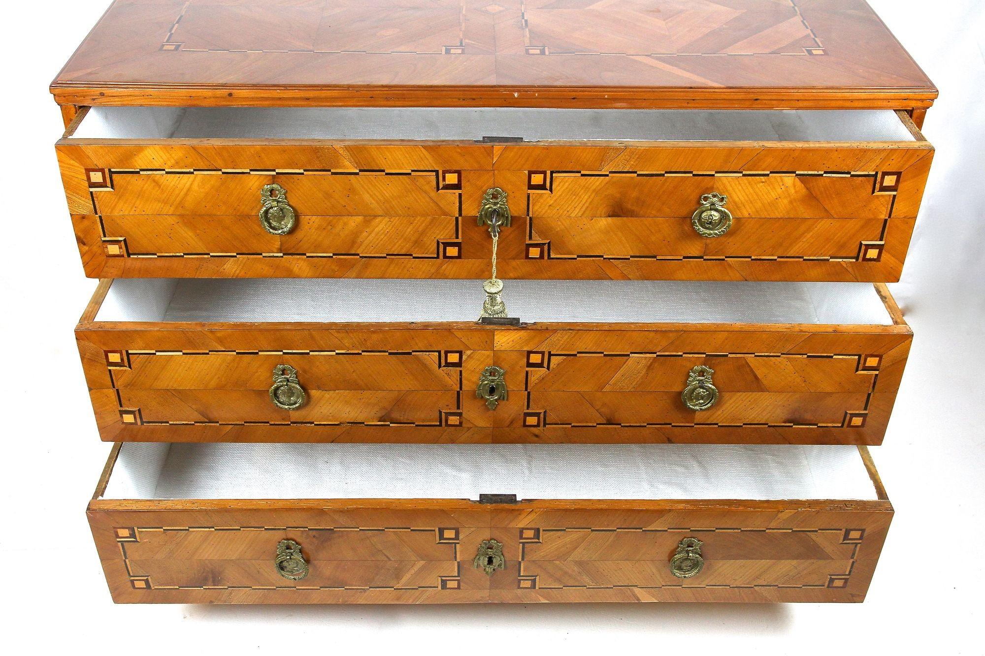 Cassettiera in ciliegio del XVIII secolo, periodo giuseppino, Austria, 1790 circa In condizioni buone in vendita a Lichtenberg, AT