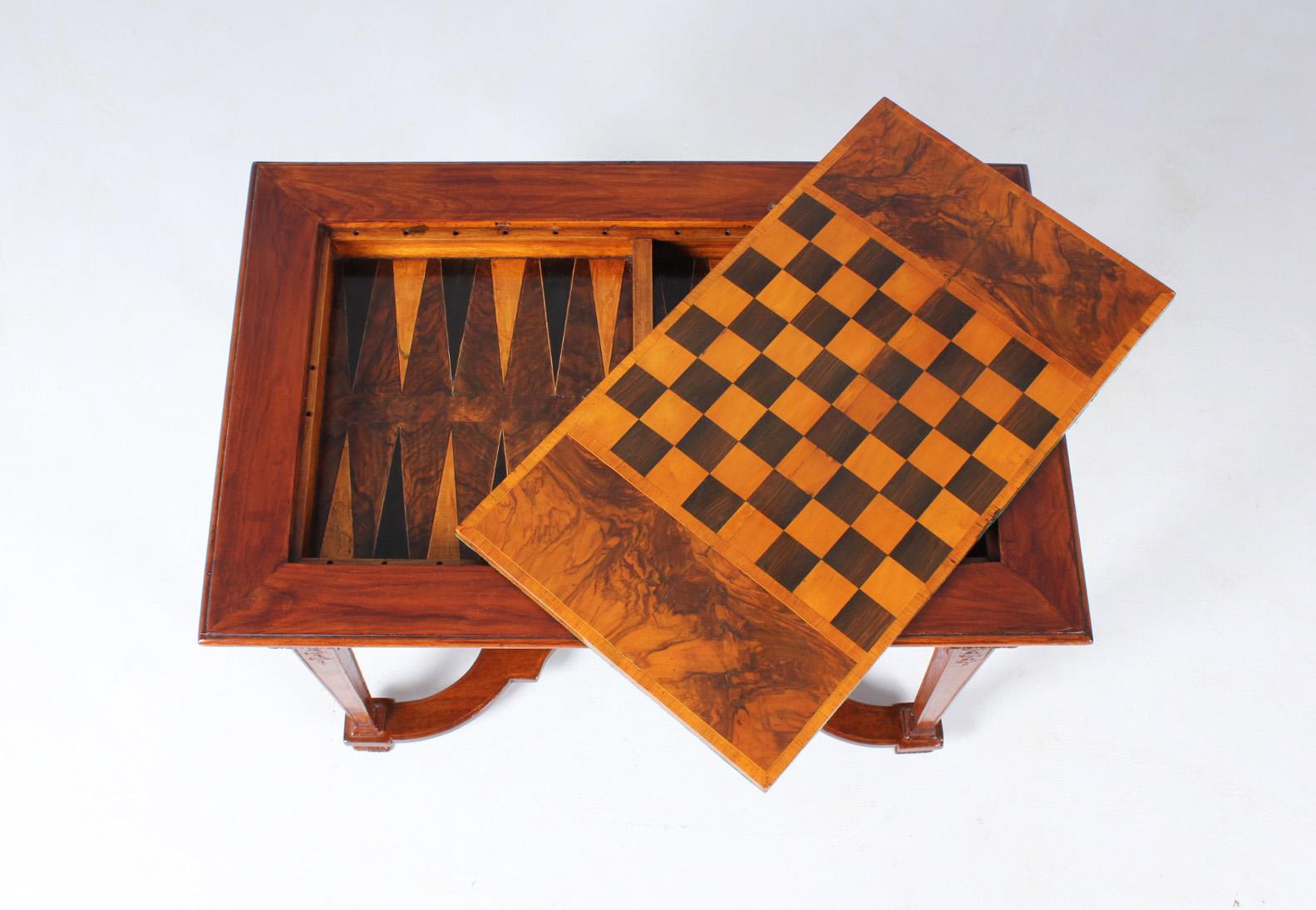 18th Century Chess and Backgammon Gametable, Walnut, Louis XVI circa 1780 In Good Condition In Greven, DE