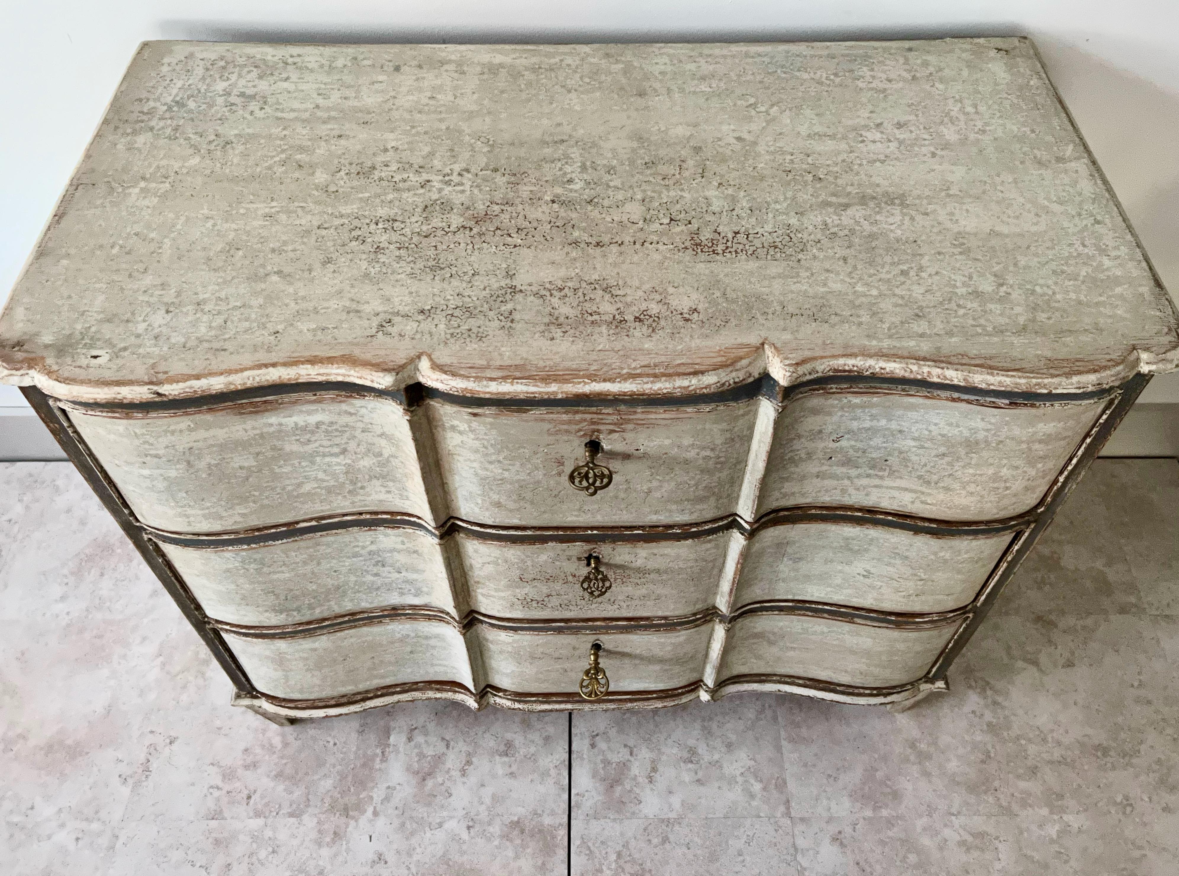 18th Century Chest of Drawer In Good Condition In Charleston, SC