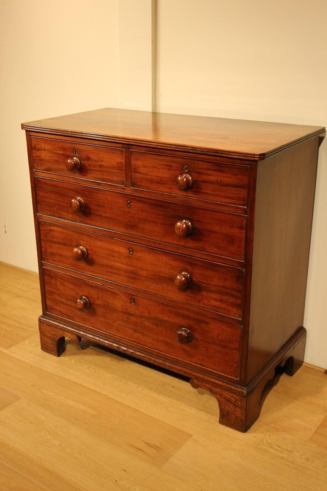 Beautiful antique 18th century mahogany chest of drawers in perfect condition. The chest of drawers has a beautiful patina. Warm and weathered color. And that is actually the most important thing with a purely antique chest of drawers. Circles and