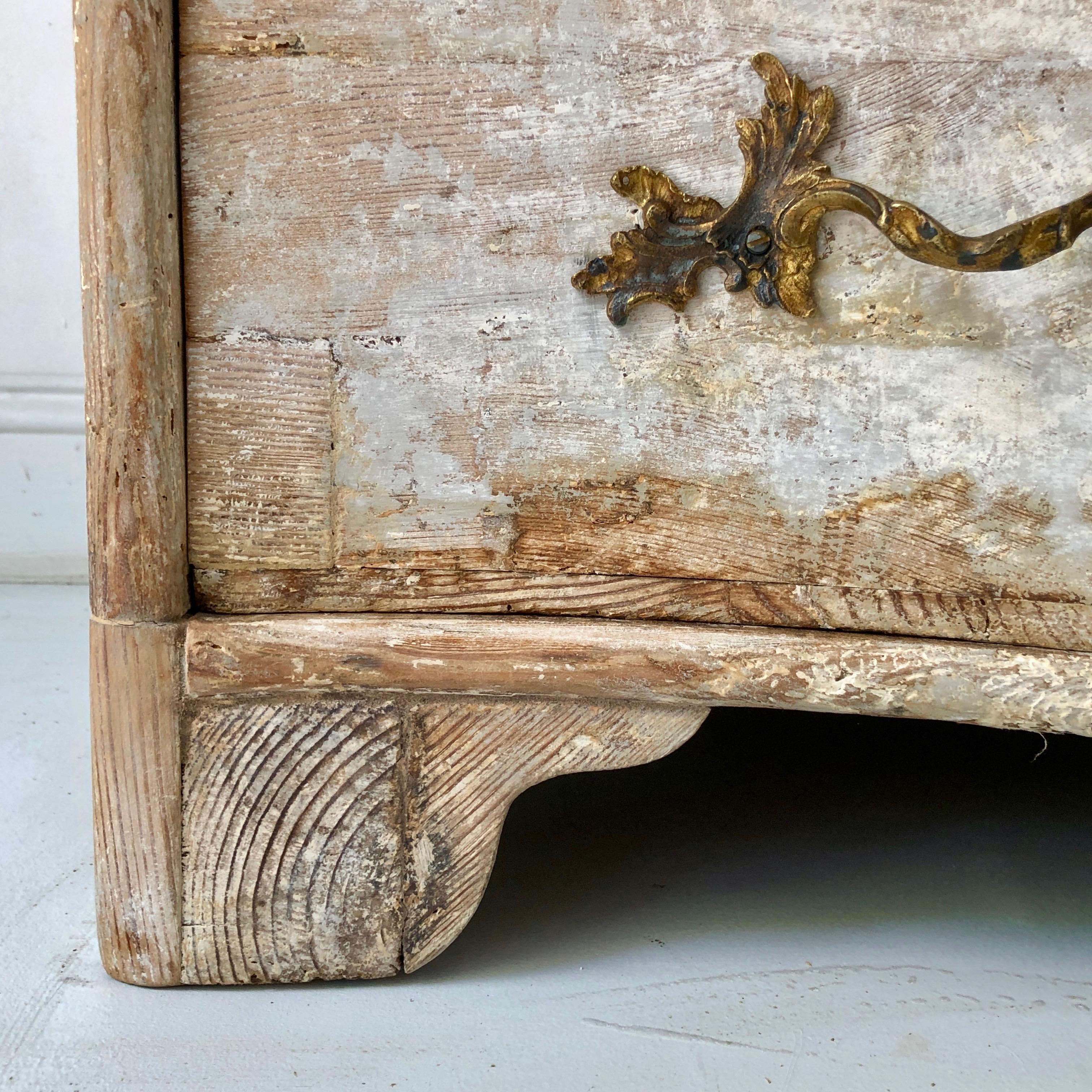 18th Century Chest of Drawers from Late Baroque Period in Richly Carved Curvaceo 3