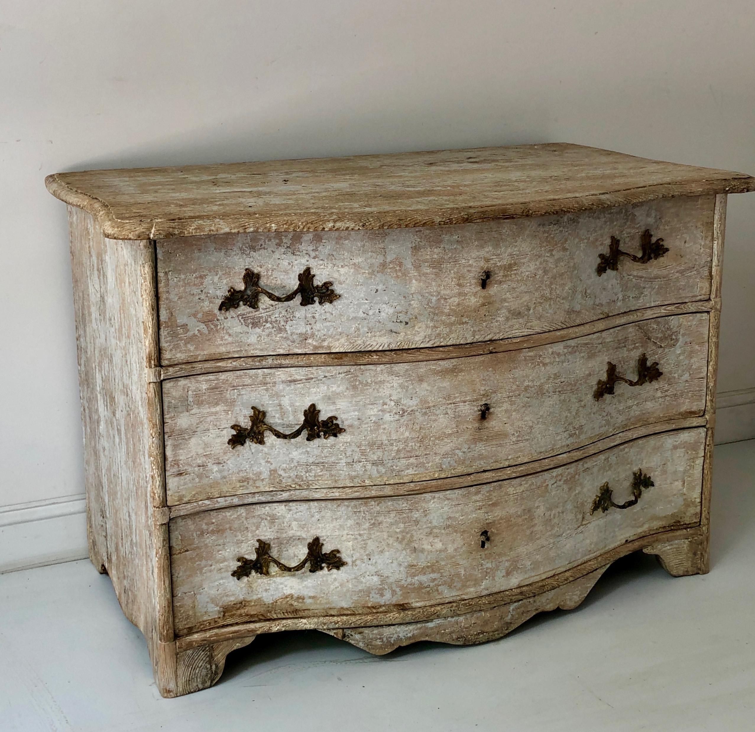 18th century chest of drawers from late Baroque period in richly carved curvaceous serpentine drawer fronts, shaped top and bracket feet in super time worn patina.
Alsace, France.
More than ever, we selected the best, the rarest, the unusual, the