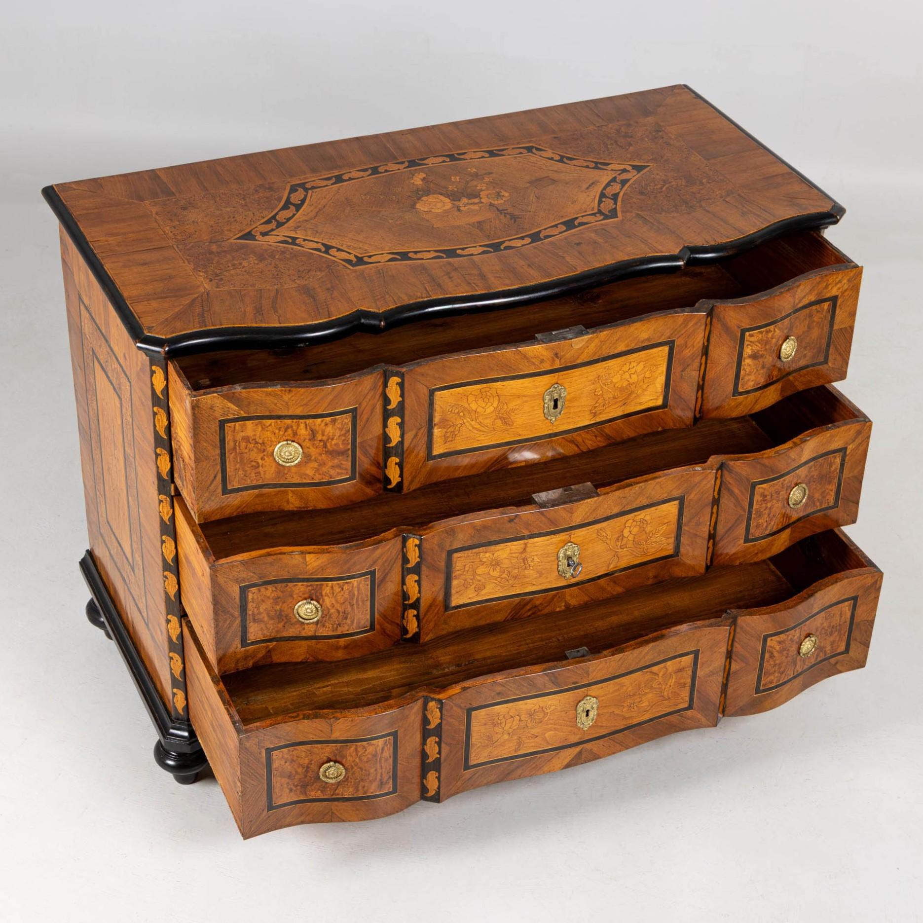 Kommode mit Intarsien, 18. Jahrhundert, von Johann Adam Sauer, um 1785 im Angebot 4