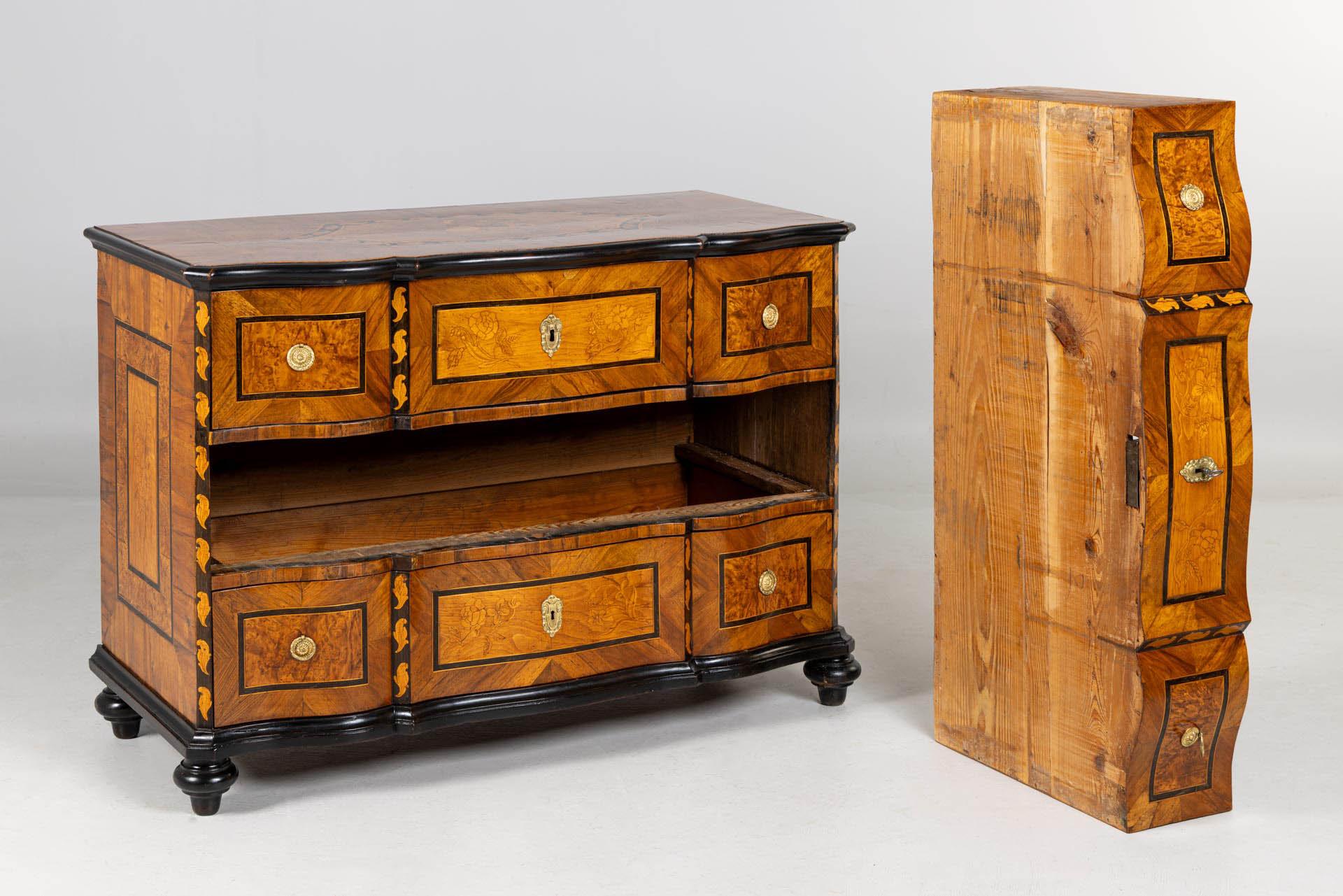 Kommode mit Intarsien, 18. Jahrhundert, von Johann Adam Sauer, um 1785 im Angebot 5