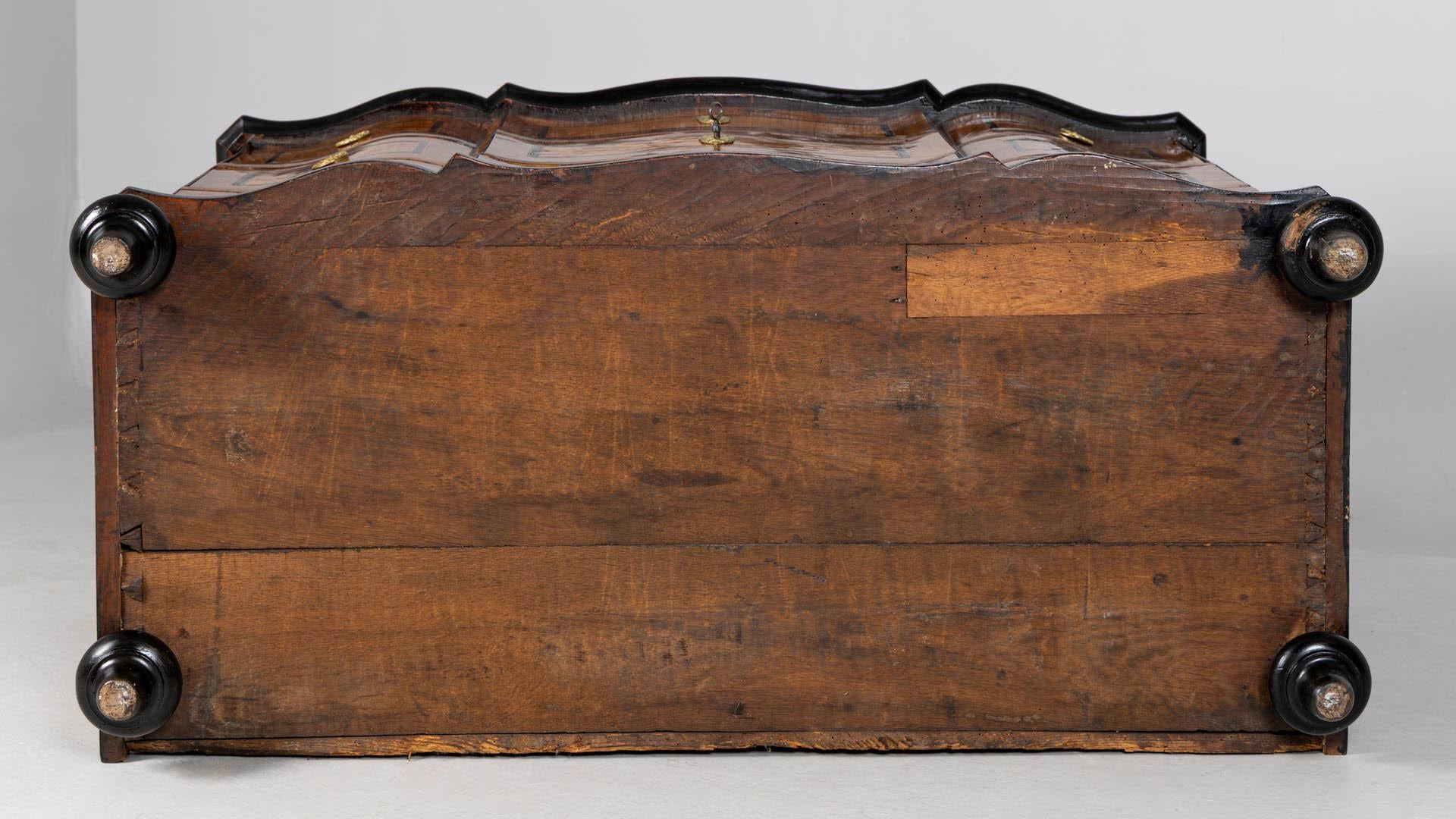 Kommode mit Intarsien, 18. Jahrhundert, von Johann Adam Sauer, um 1785 im Angebot 11