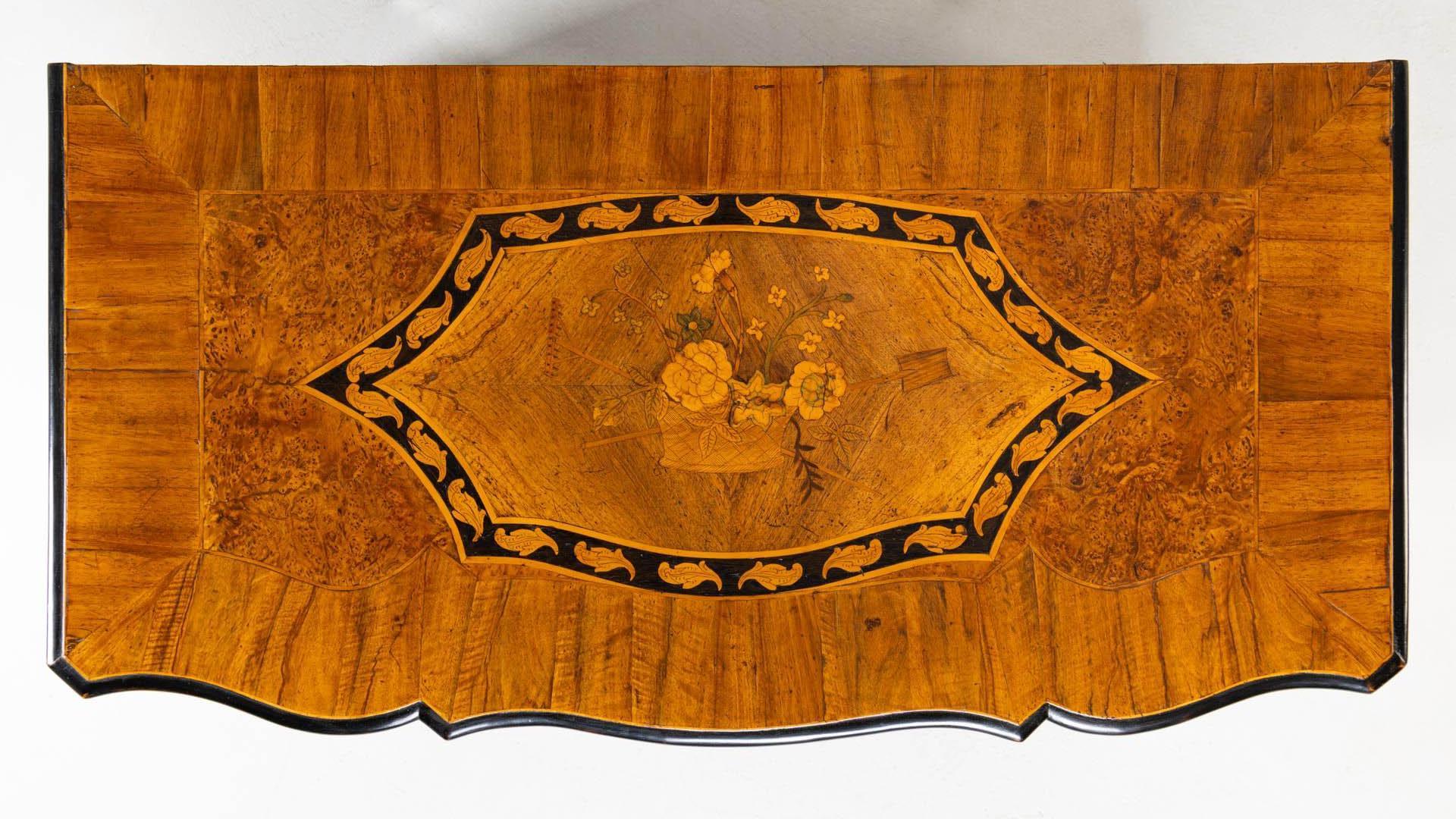 Kommode mit Intarsien, 18. Jahrhundert, von Johann Adam Sauer, um 1785 (Louis XVI.) im Angebot