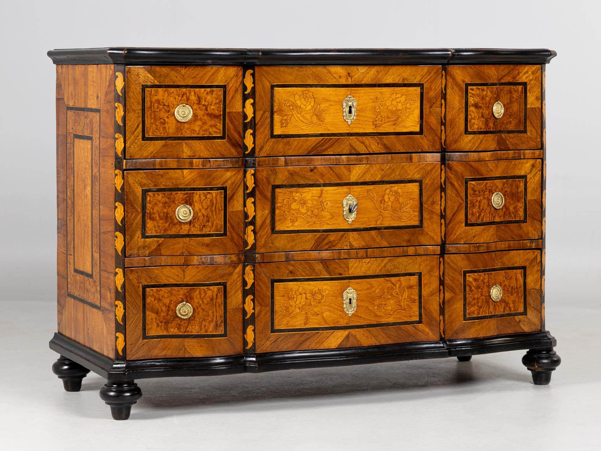 Kommode mit Intarsien, 18. Jahrhundert, von Johann Adam Sauer, um 1785 (Marketerie) im Angebot