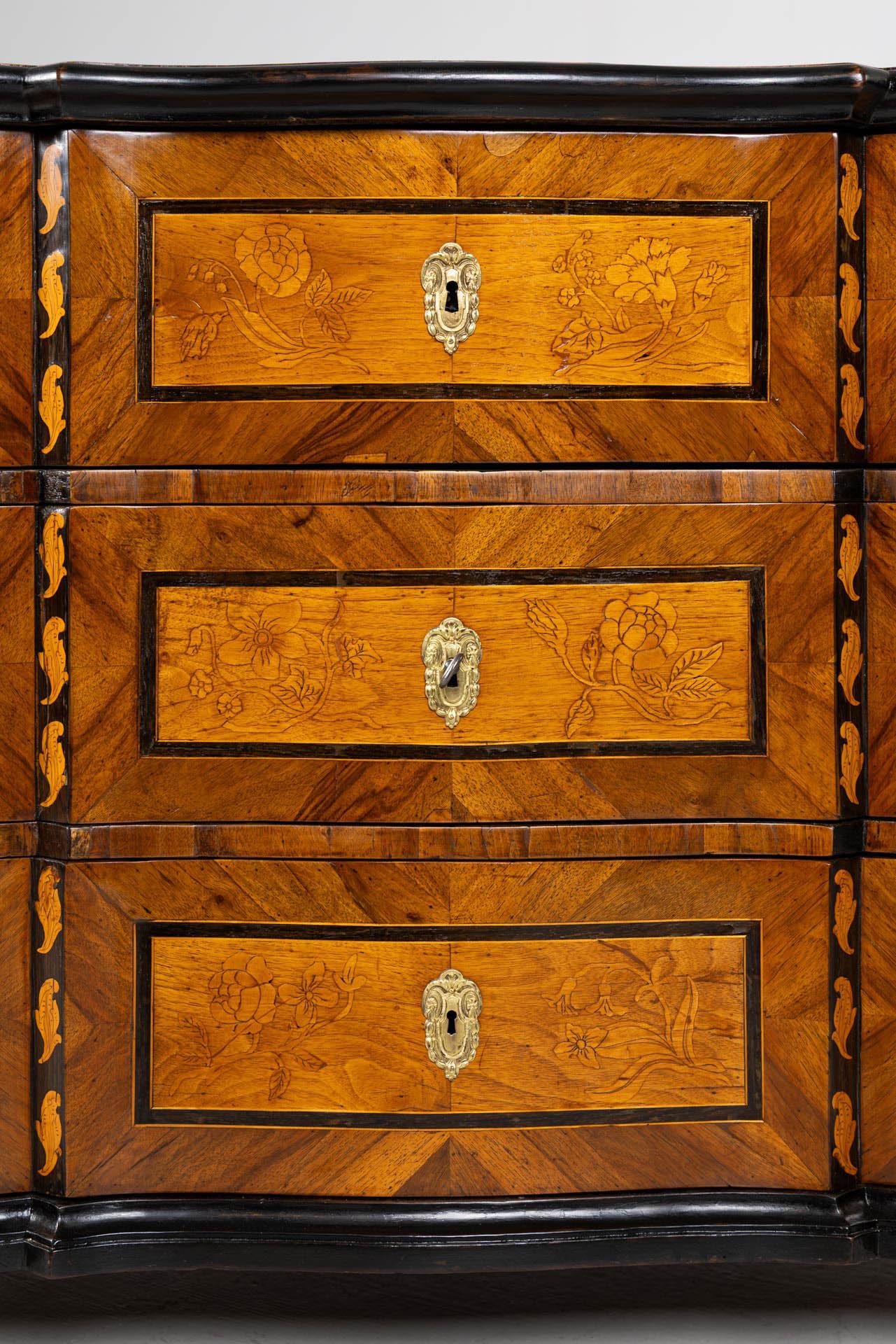 Kommode mit Intarsien, 18. Jahrhundert, von Johann Adam Sauer, um 1785 im Zustand „Gut“ im Angebot in Greven, DE