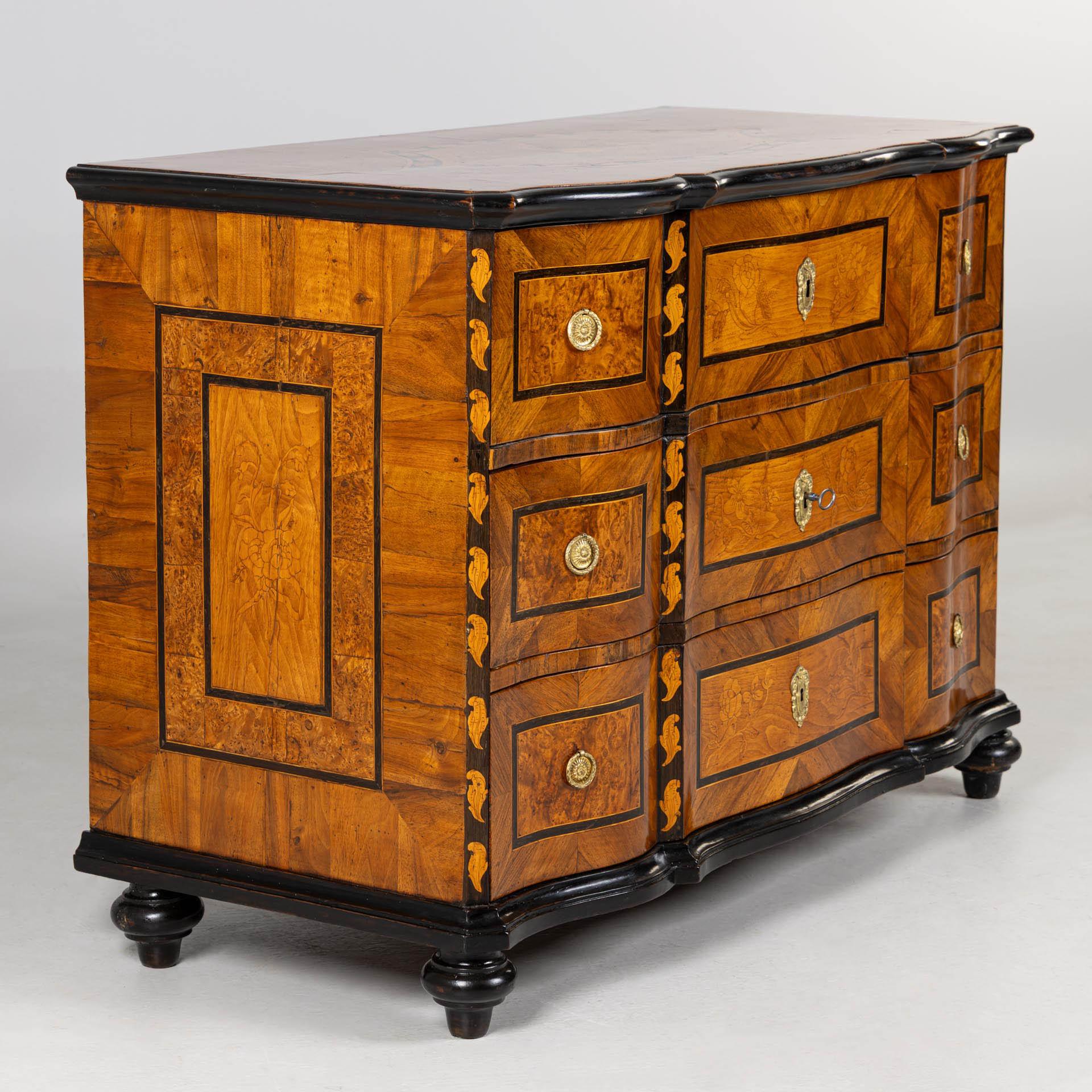 Kommode mit Intarsien, 18. Jahrhundert, von Johann Adam Sauer, um 1785 im Angebot 1