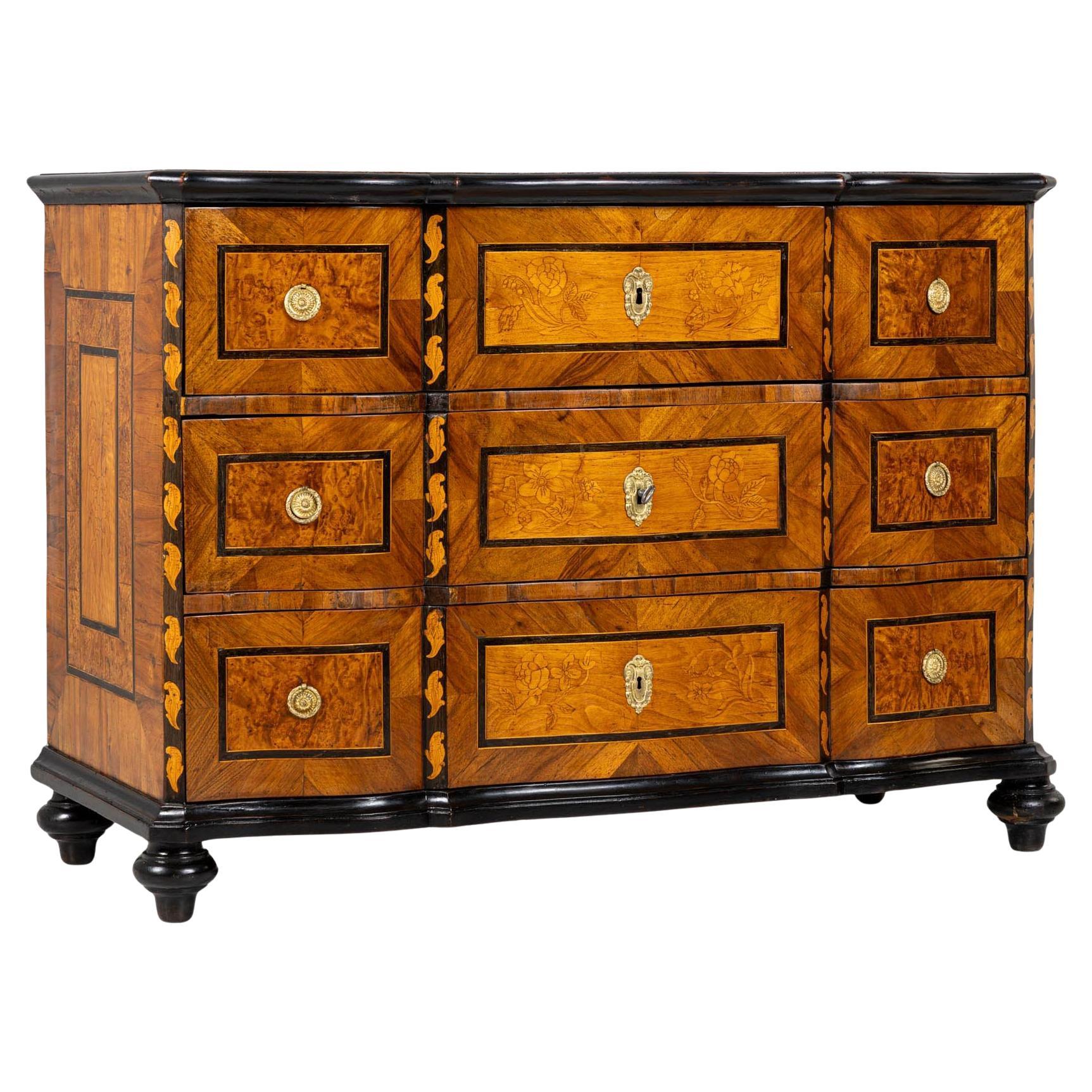 Kommode mit Intarsien, 18. Jahrhundert, von Johann Adam Sauer, um 1785 im Angebot