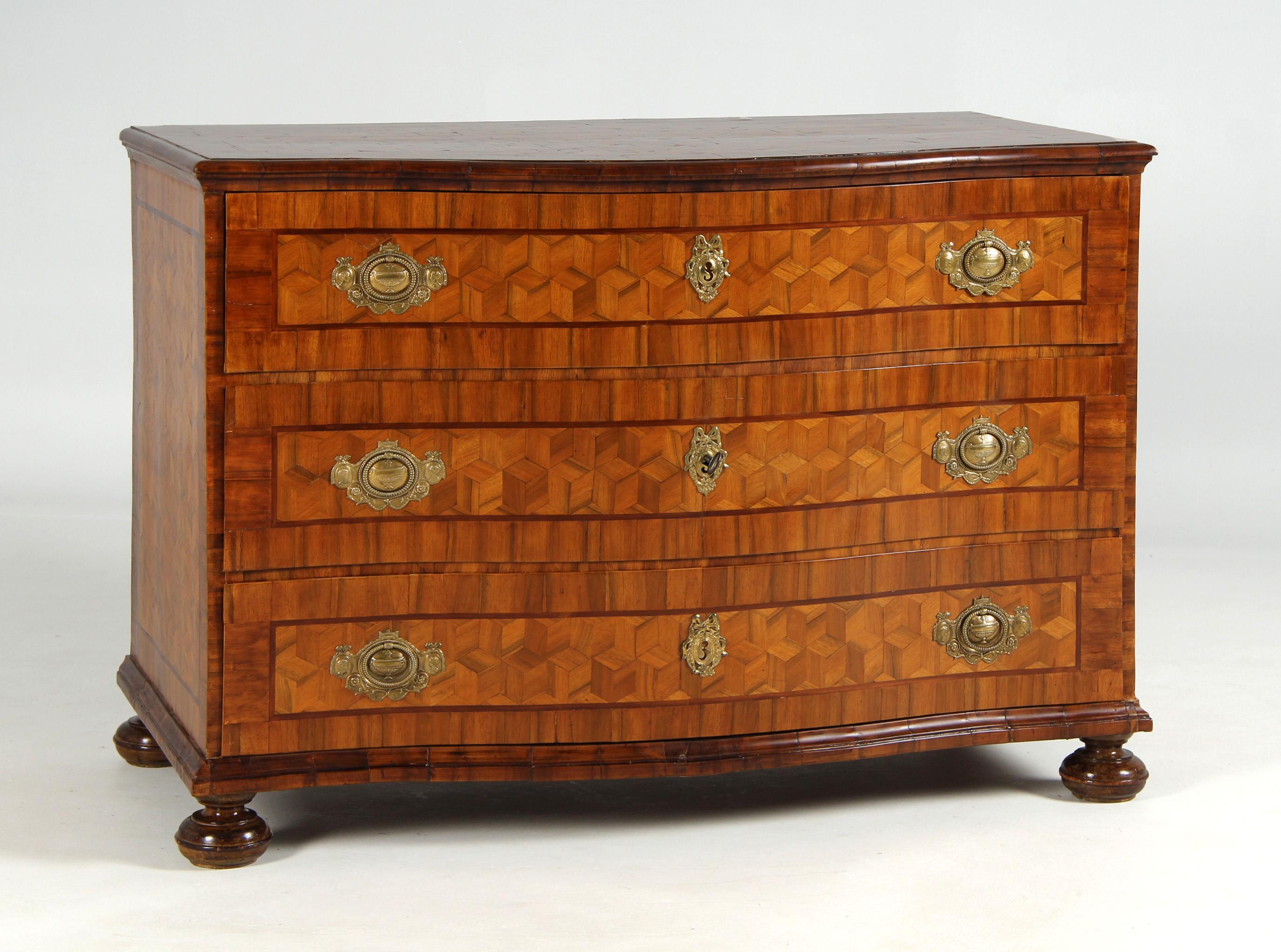 Antique chest of drawers from aristocratic property with trompe-l'œil marquetry

Southwest Germany
Walnut and others
around 1770

Dimensions: H × W × D: 87 × 124 × 66 cm

Description:
Three-tier chest of drawers on pressed ball feet with a slightly