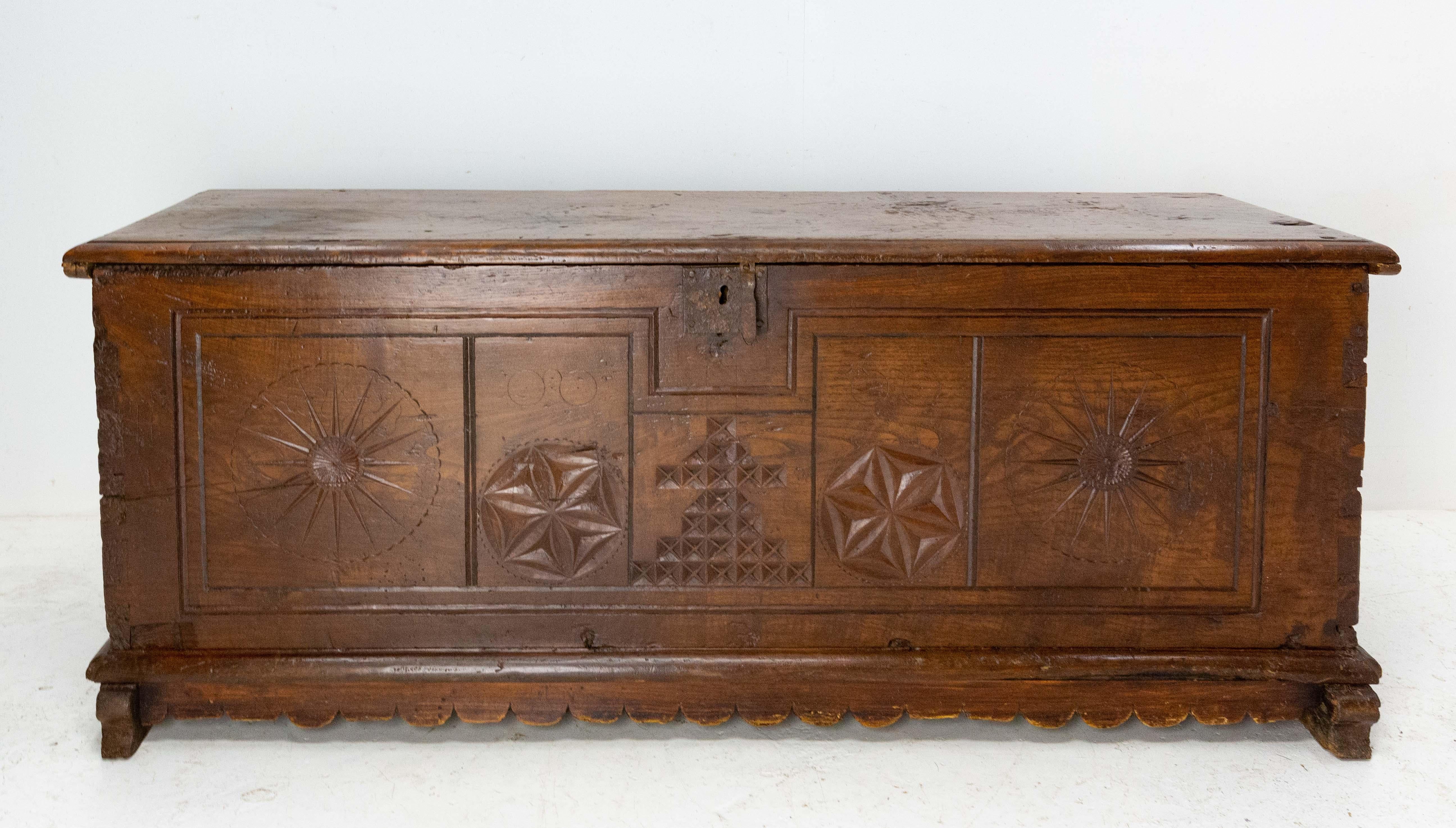Coffer or chest French 18th century carved oak
French Provincial Country House
Very decorative and full of character
Decorated with geometrical motifs
This chest has the ideal size to serve as an end bed.
Very good antique condition for its