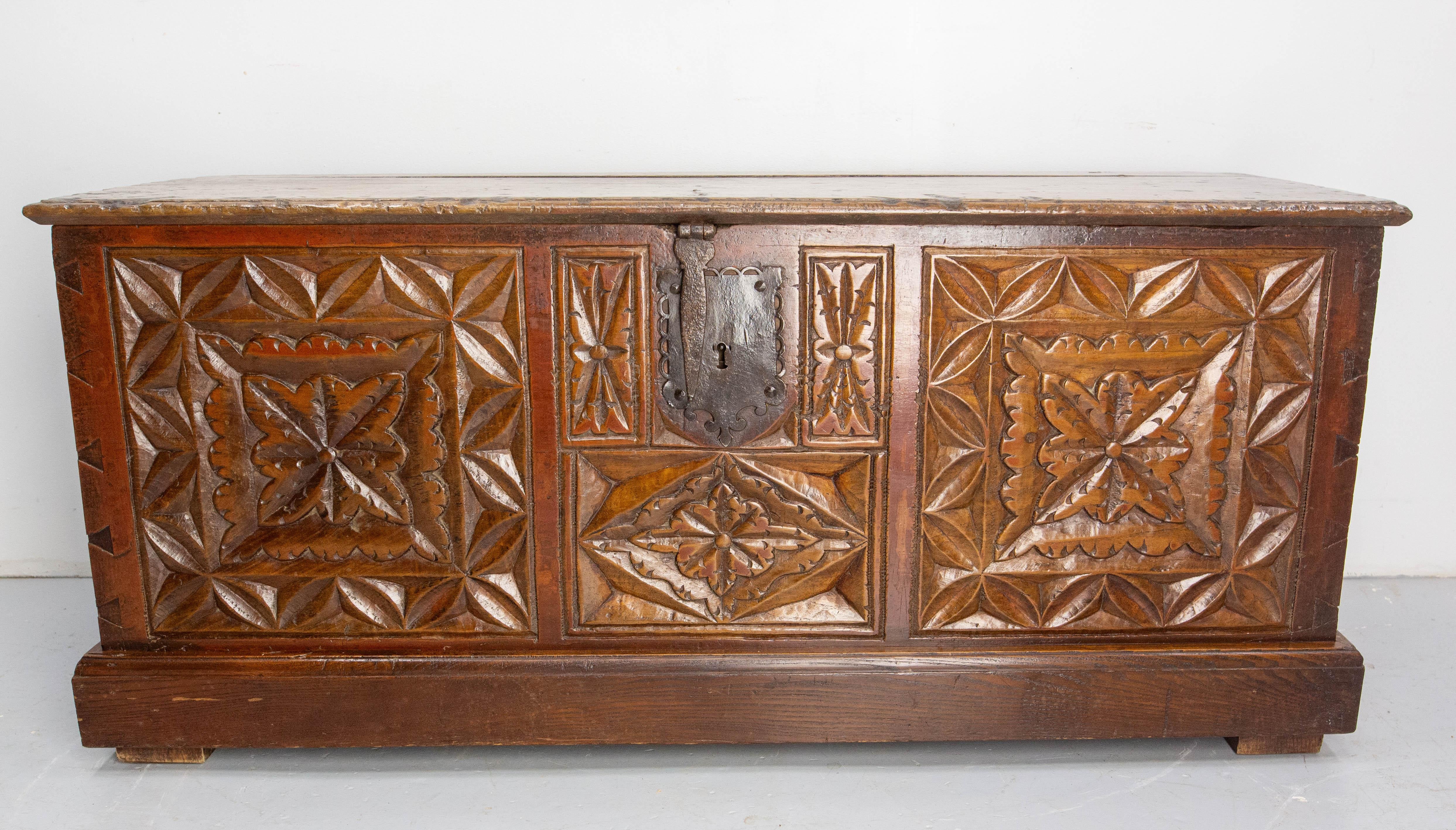 Coffer oder Truhe Französisch 18. Jahrhundert geschnitzt Eiche
Landhaus im französischen Stil
Sehr dekorativ und charaktervoll
Verziert mit geometrischen und pflanzlichen Motiven
Diese Truhe hat die ideale Größe, um als Beistellbett zu dienen.
Sehr
