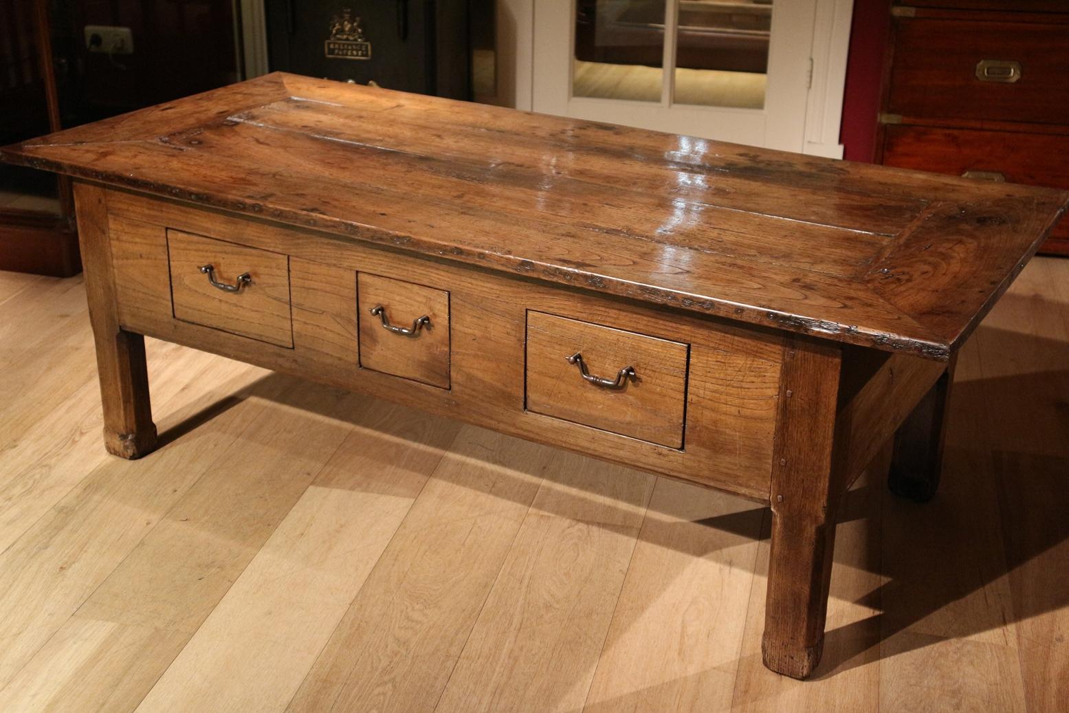 18th Century Chestnut Coffee Table In Good Condition In Eindhoven, NL