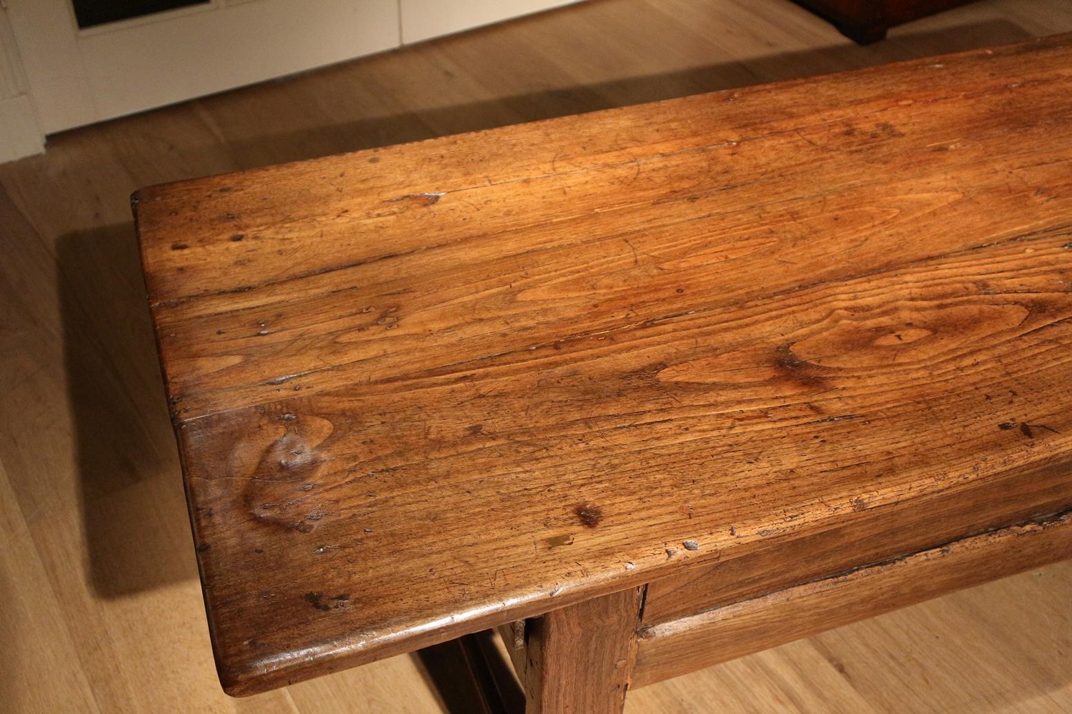 18th Century Chestnut Coffee Table In Good Condition In Eindhoven, NL