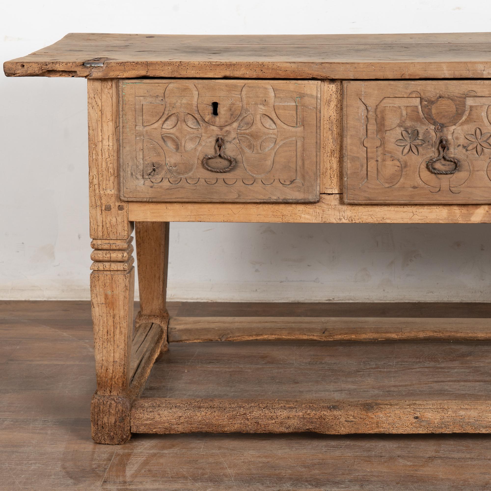 Mesa Consola de Castaño con Tres Cajones, Siglo XVIII, Portugal en venta 4