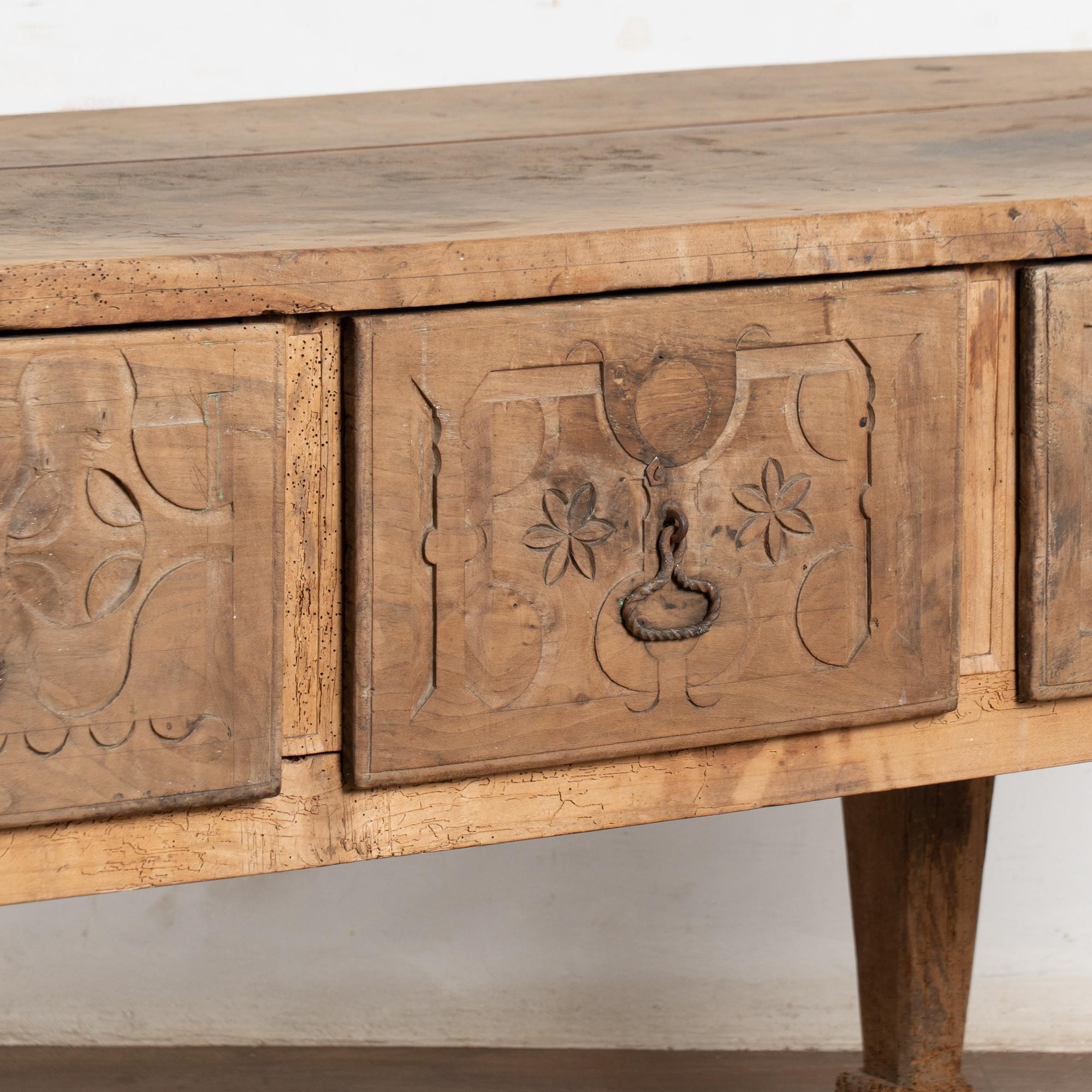 Mesa Consola de Castaño con Tres Cajones, Siglo XVIII, Portugal en venta 5