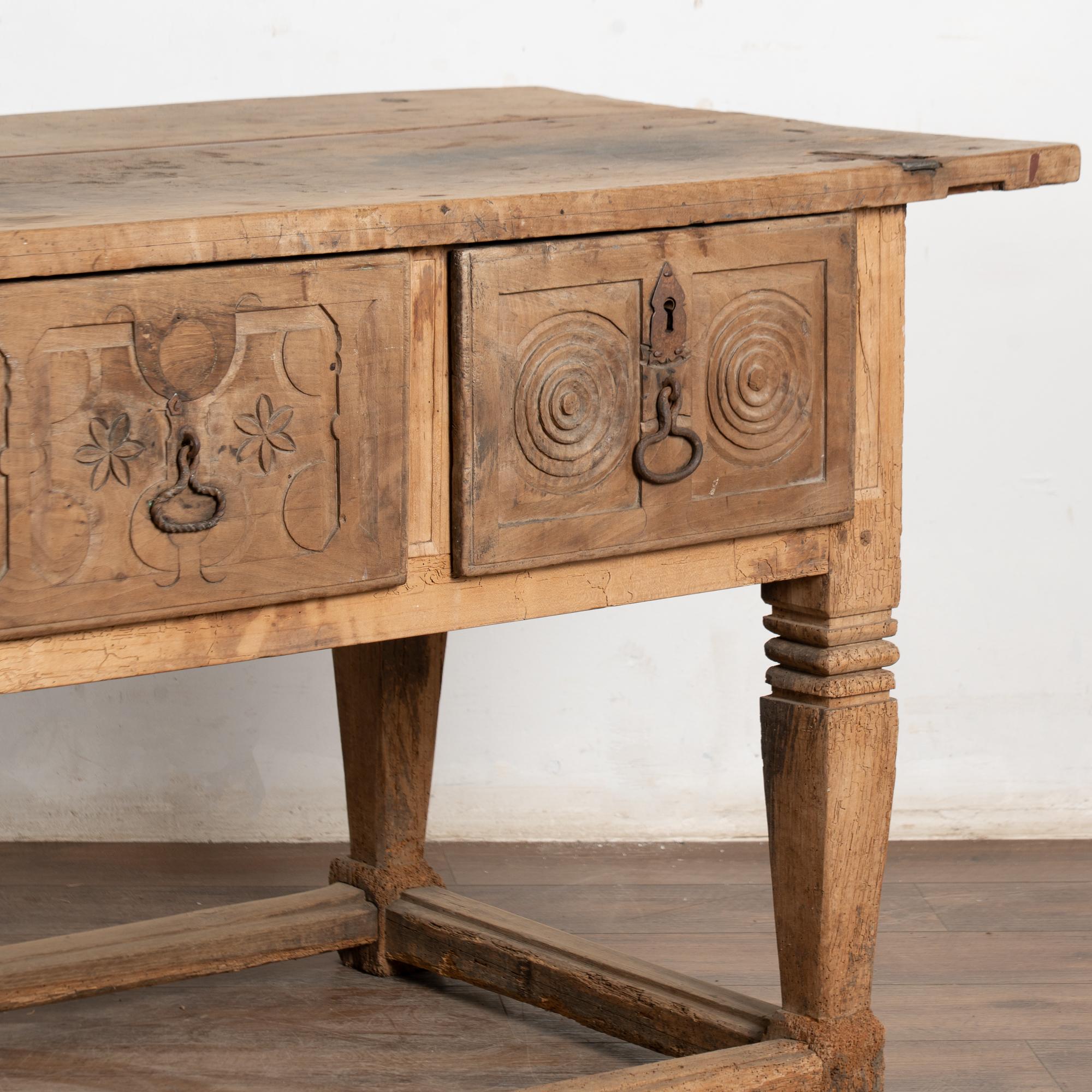 Mesa Consola de Castaño con Tres Cajones, Siglo XVIII, Portugal en venta 6