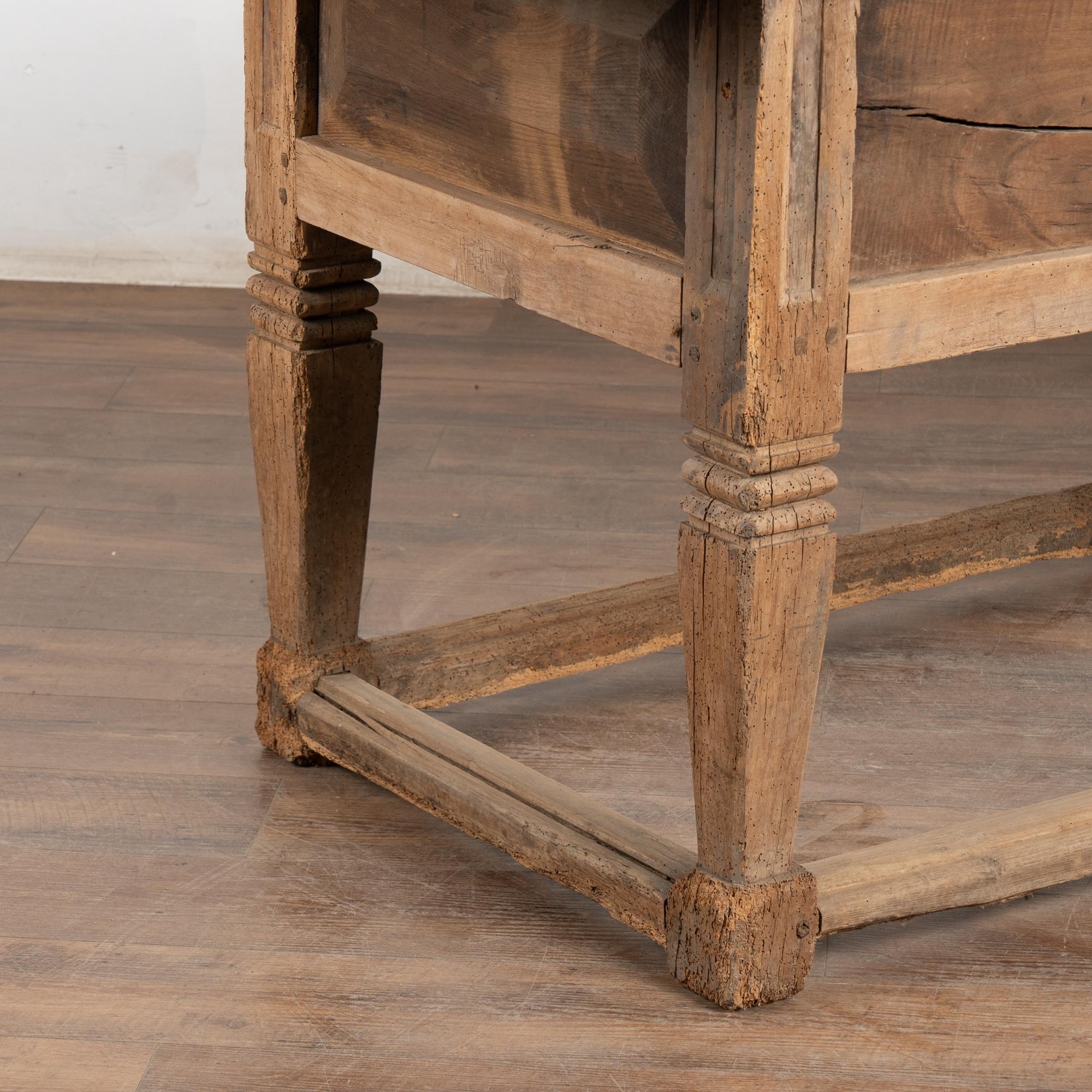 Mesa Consola de Castaño con Tres Cajones, Siglo XVIII, Portugal en venta 8