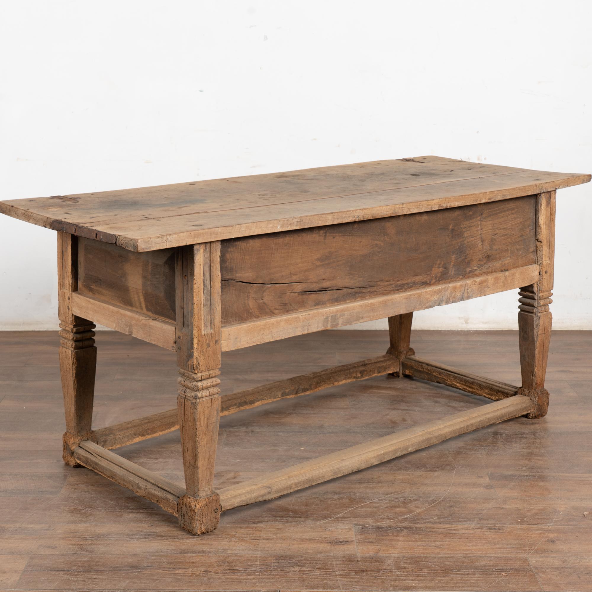 Mesa Consola de Castaño con Tres Cajones, Siglo XVIII, Portugal en venta 9