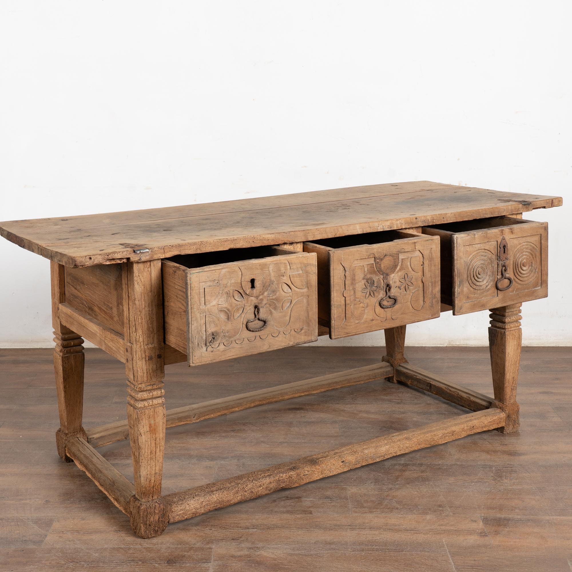 Mesa Consola de Castaño con Tres Cajones, Siglo XVIII, Portugal Rústico en venta