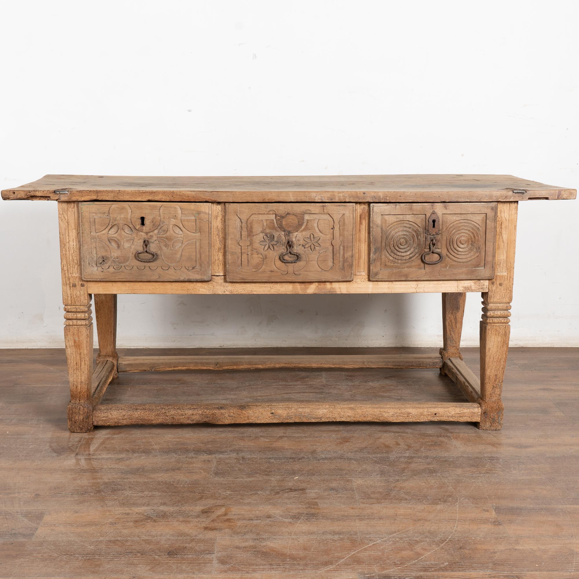 Mesa Consola de Castaño con Tres Cajones, Siglo XVIII, Portugal Portugués en venta