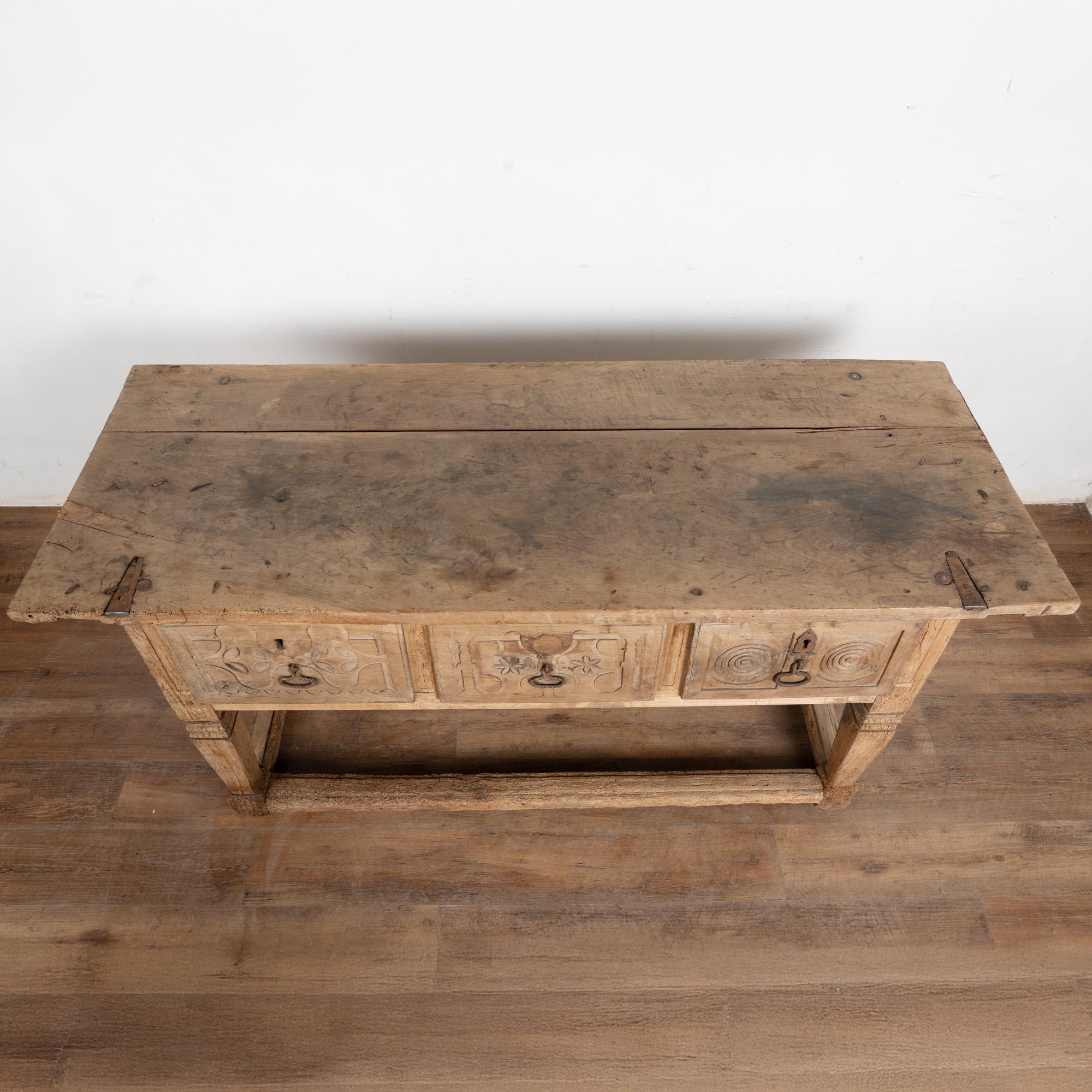 Mesa Consola de Castaño con Tres Cajones, Siglo XVIII, Portugal en Bastante bueno estado para la venta en Round Top, TX